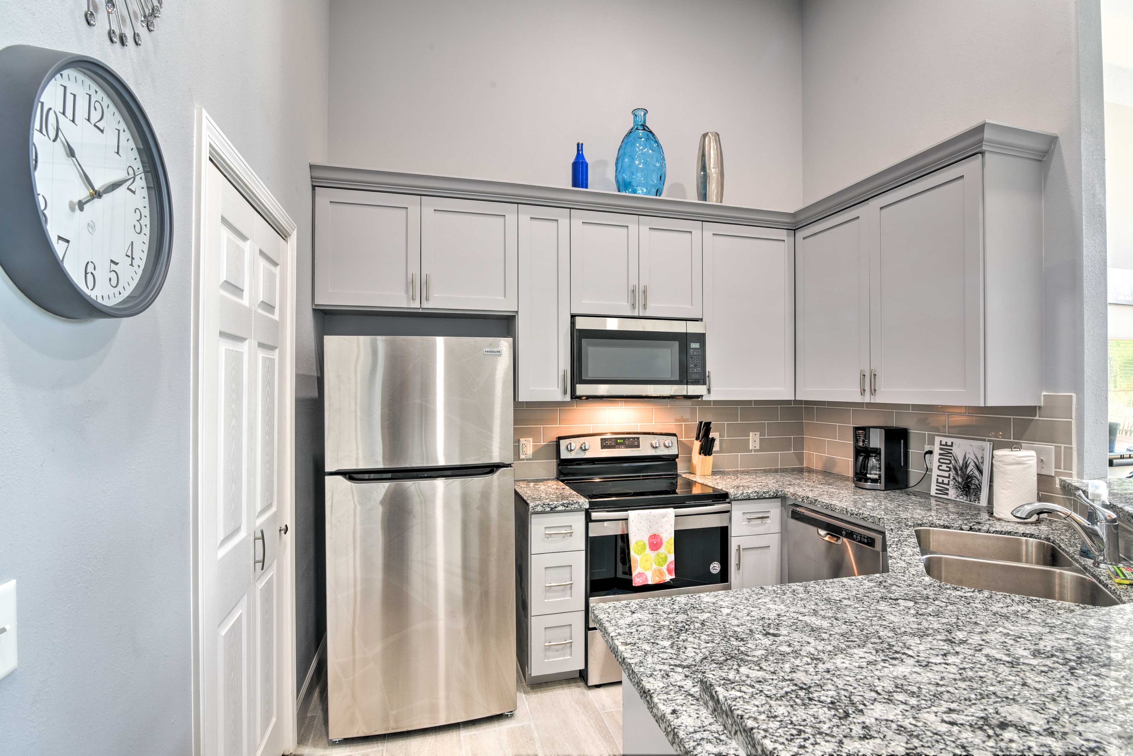 Fully Equipped Kitchen | Granite Countertops | Complimentary Spices