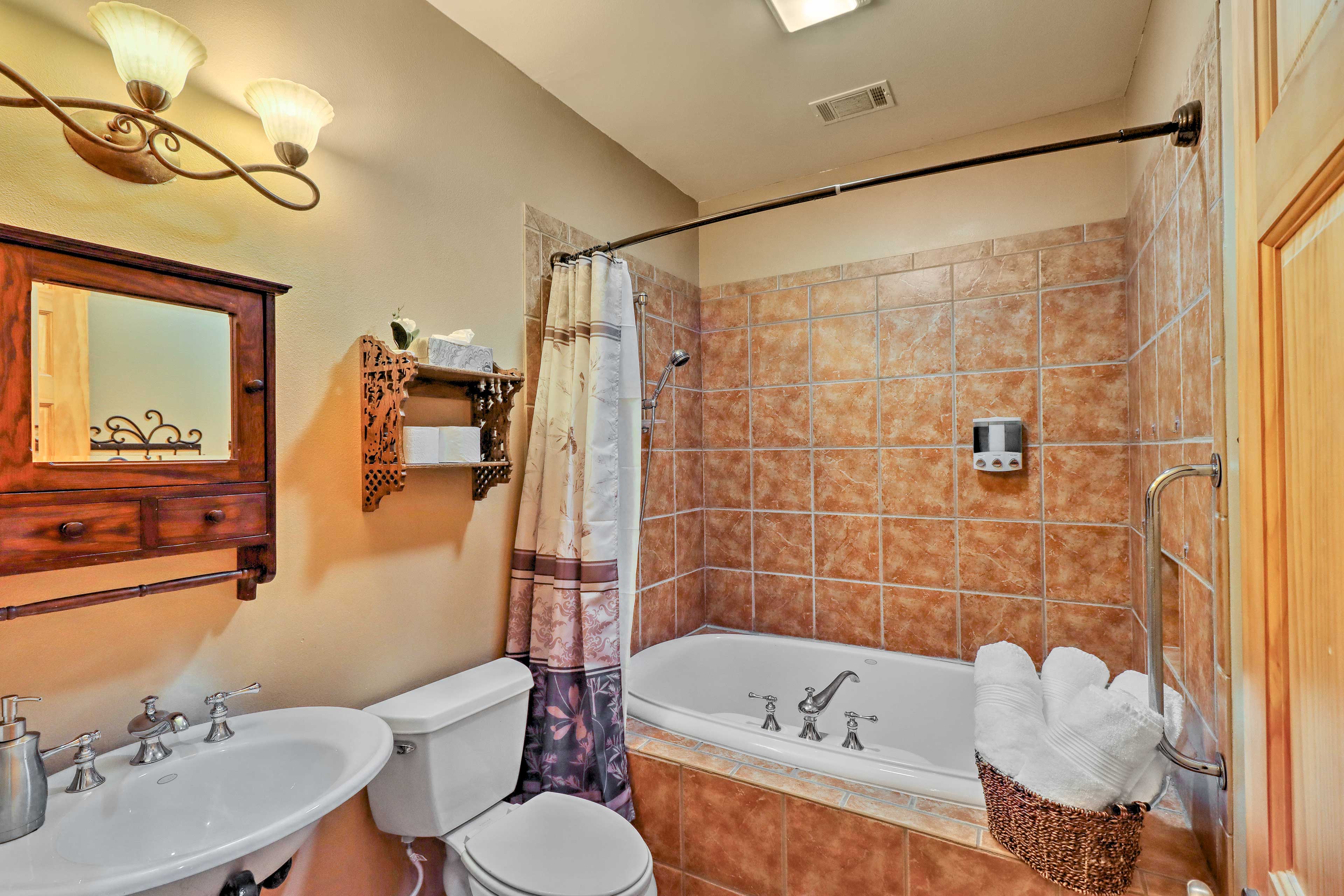 Full Bathroom | Towels Provided | Complimentary Toiletries