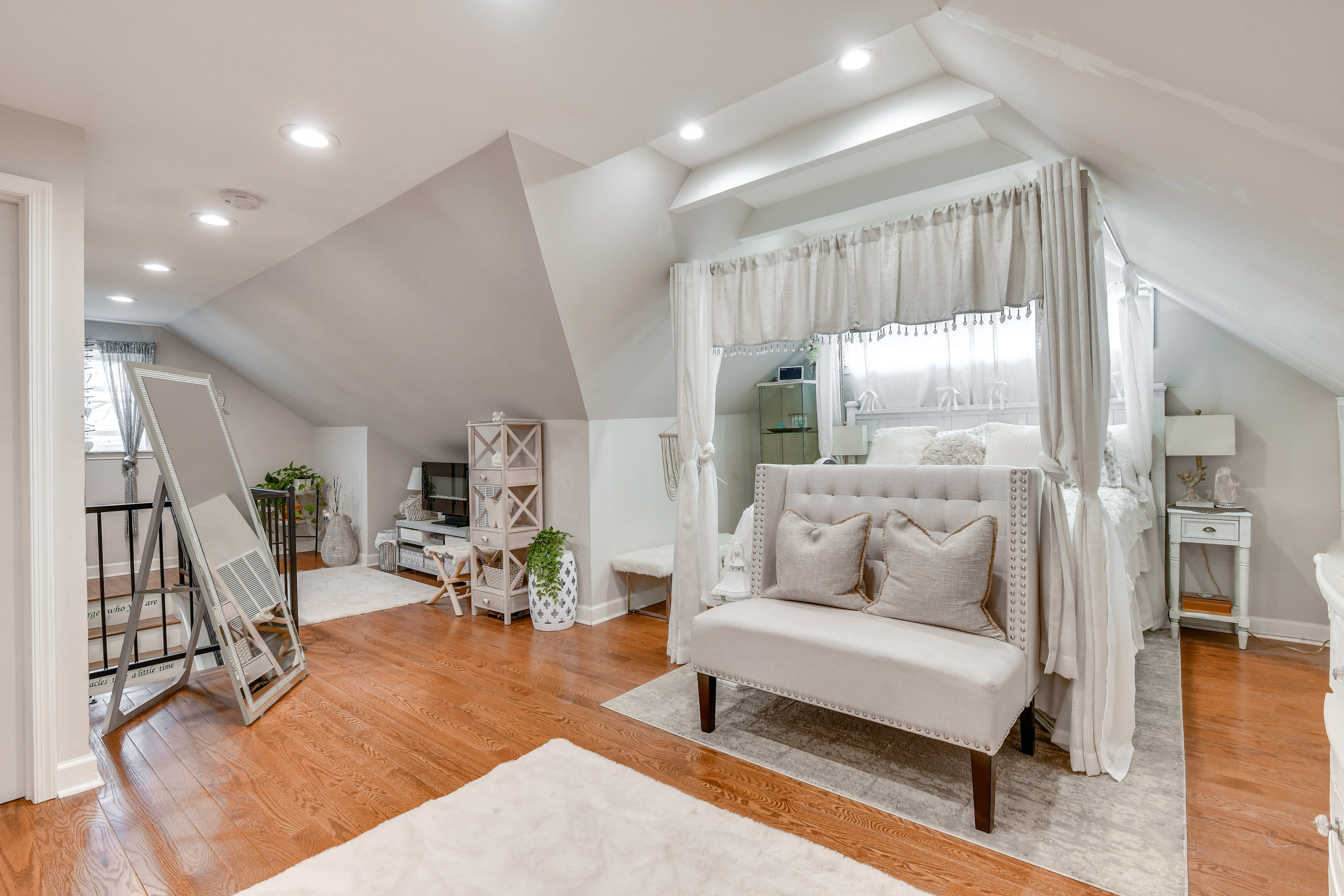 Bedroom 3 (Loft) | Queen Bed | En-Suite Bathroom