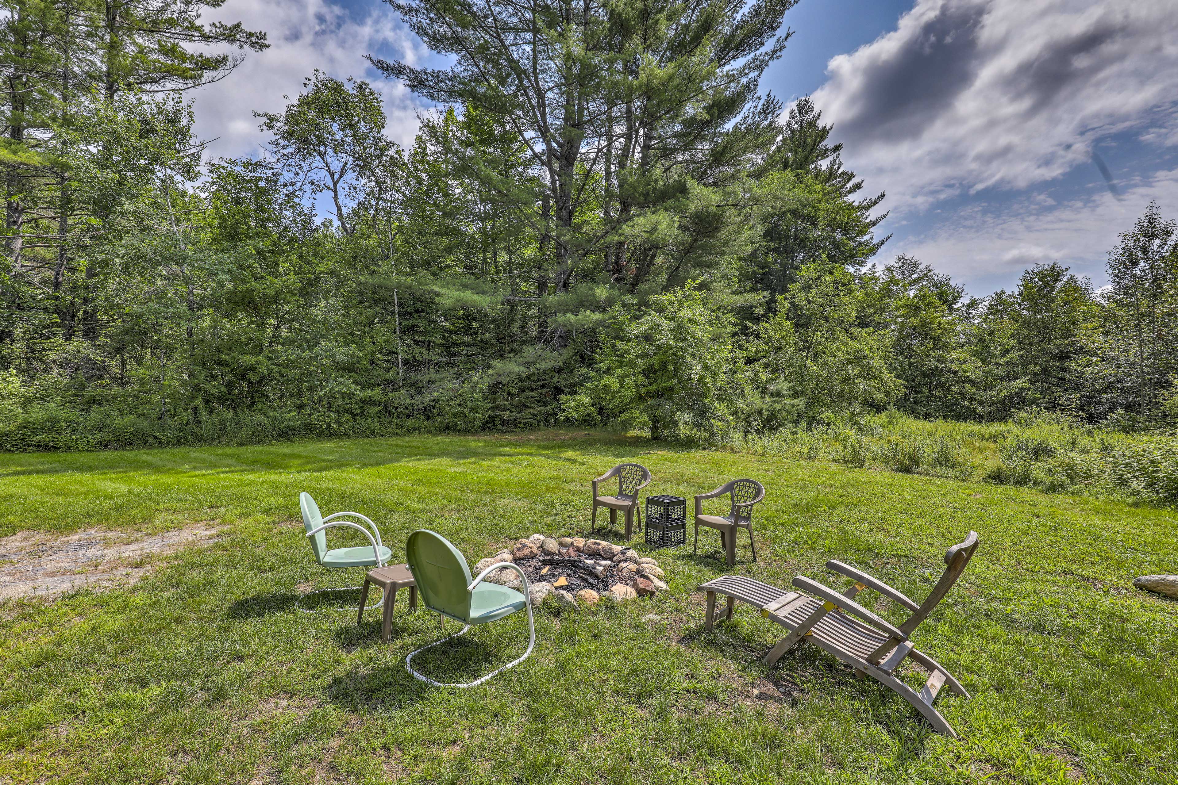 Backyard | Fire Pit | Firewood Provided