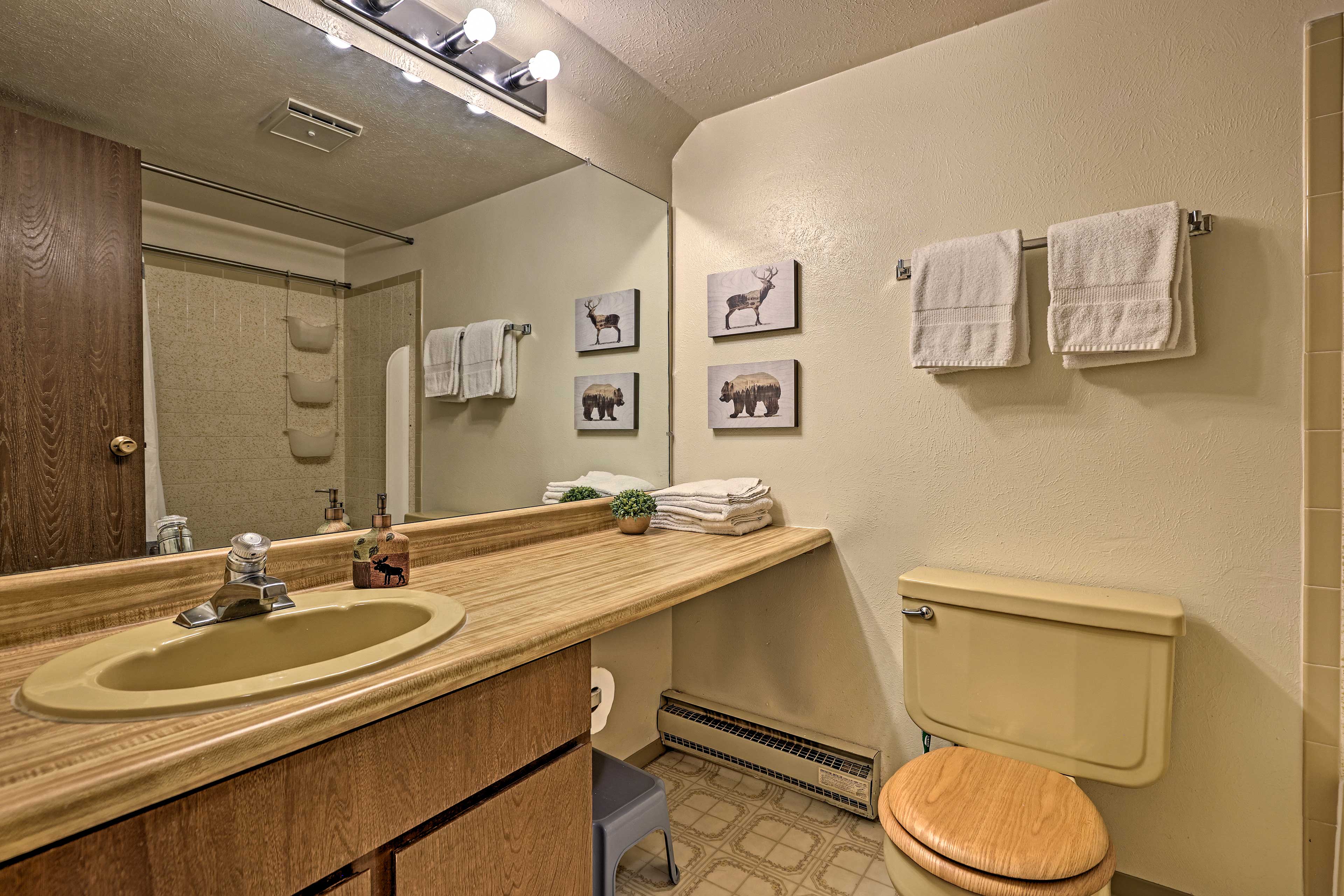 Full Bathroom | 1st Floor | Complimentary Toiletries (Shampoo & Conditioner)