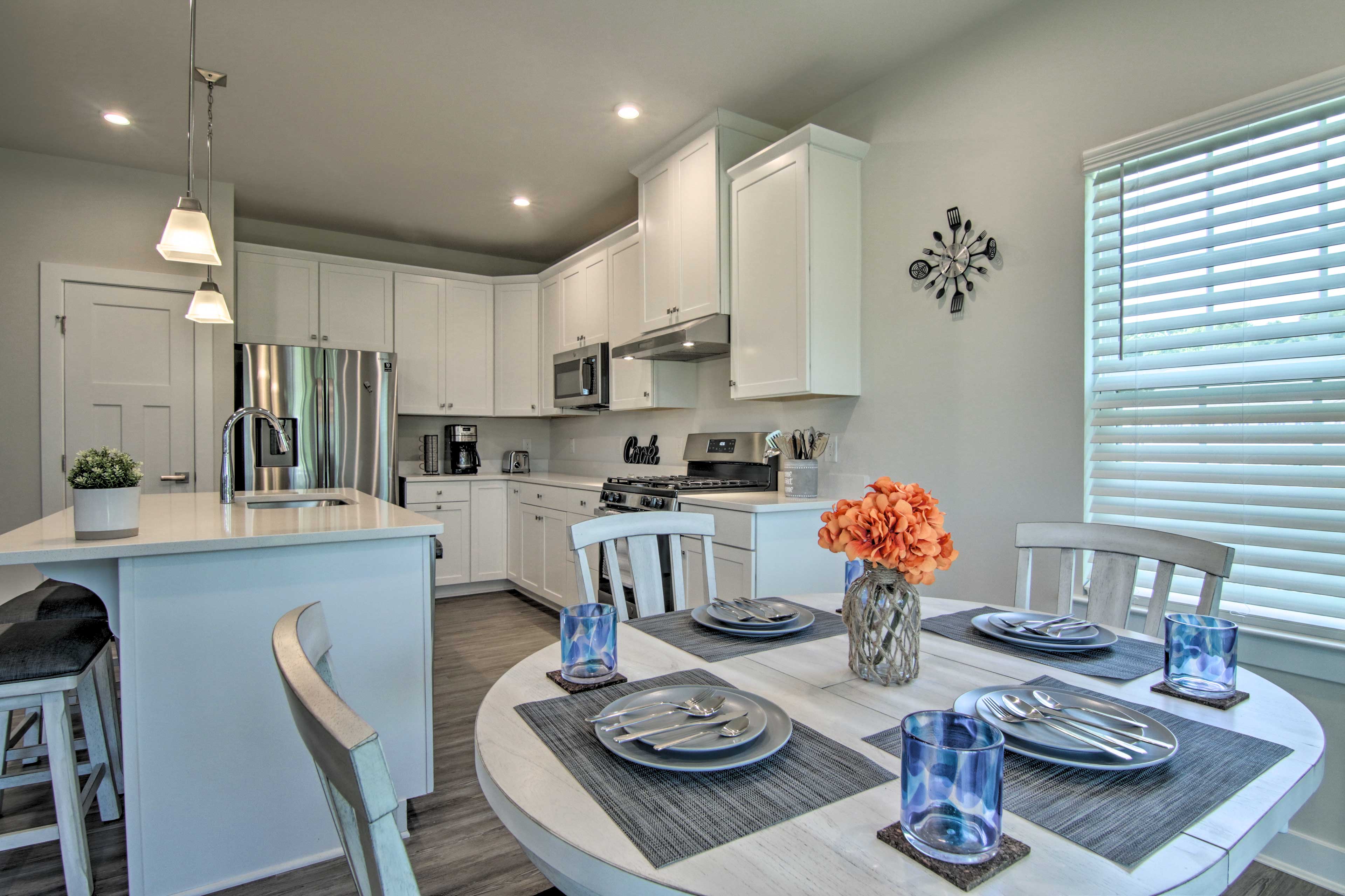 Dining Area | Dishware Provided