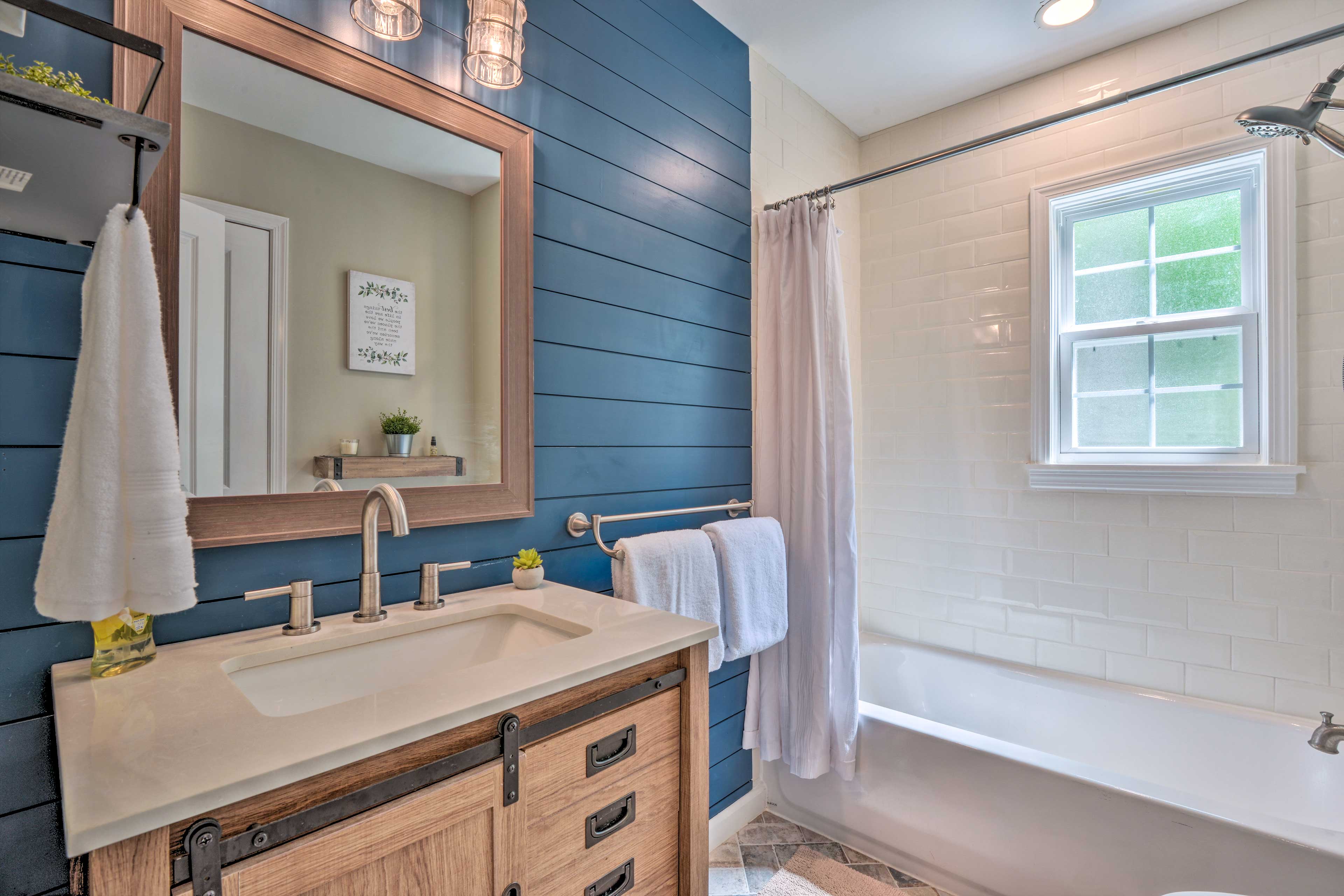 Full Bathroom | Linens & Towels | Complimentary Toiletries