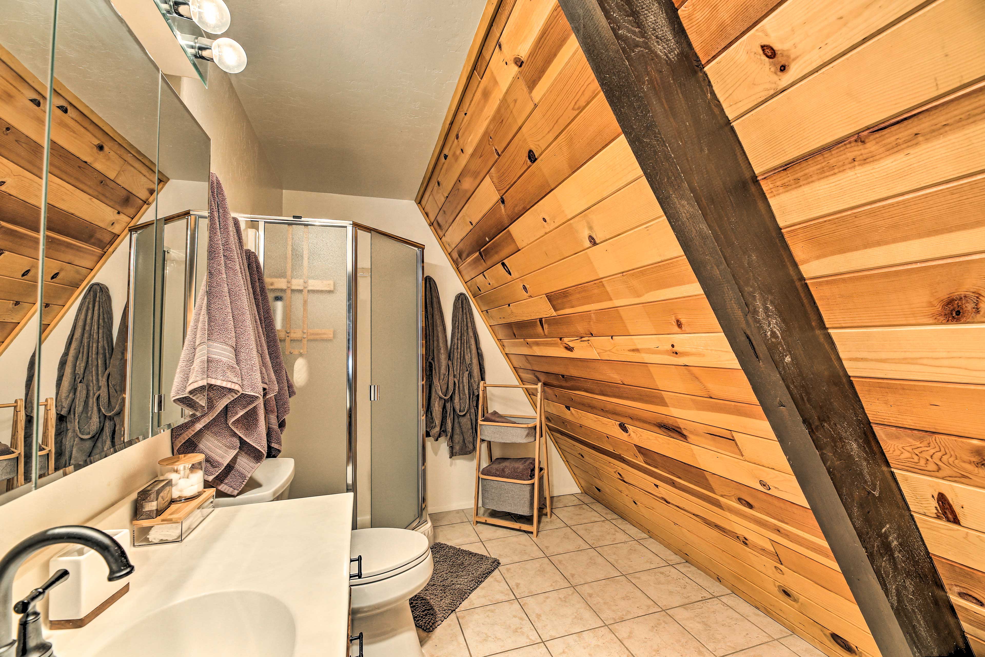 En-Suite Bathroom | Linens & Towels Provided