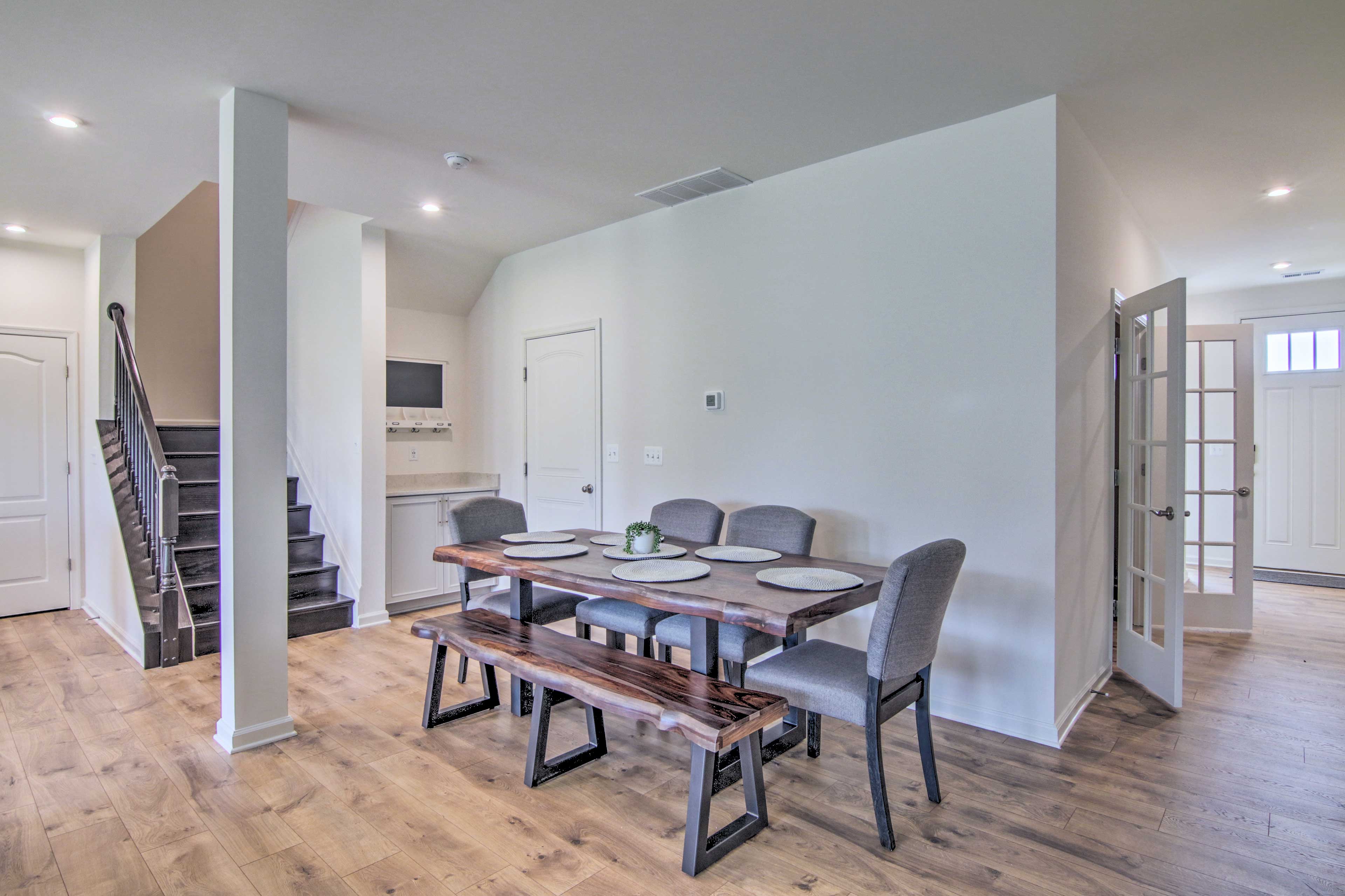 Dining Area | Dishware Provided