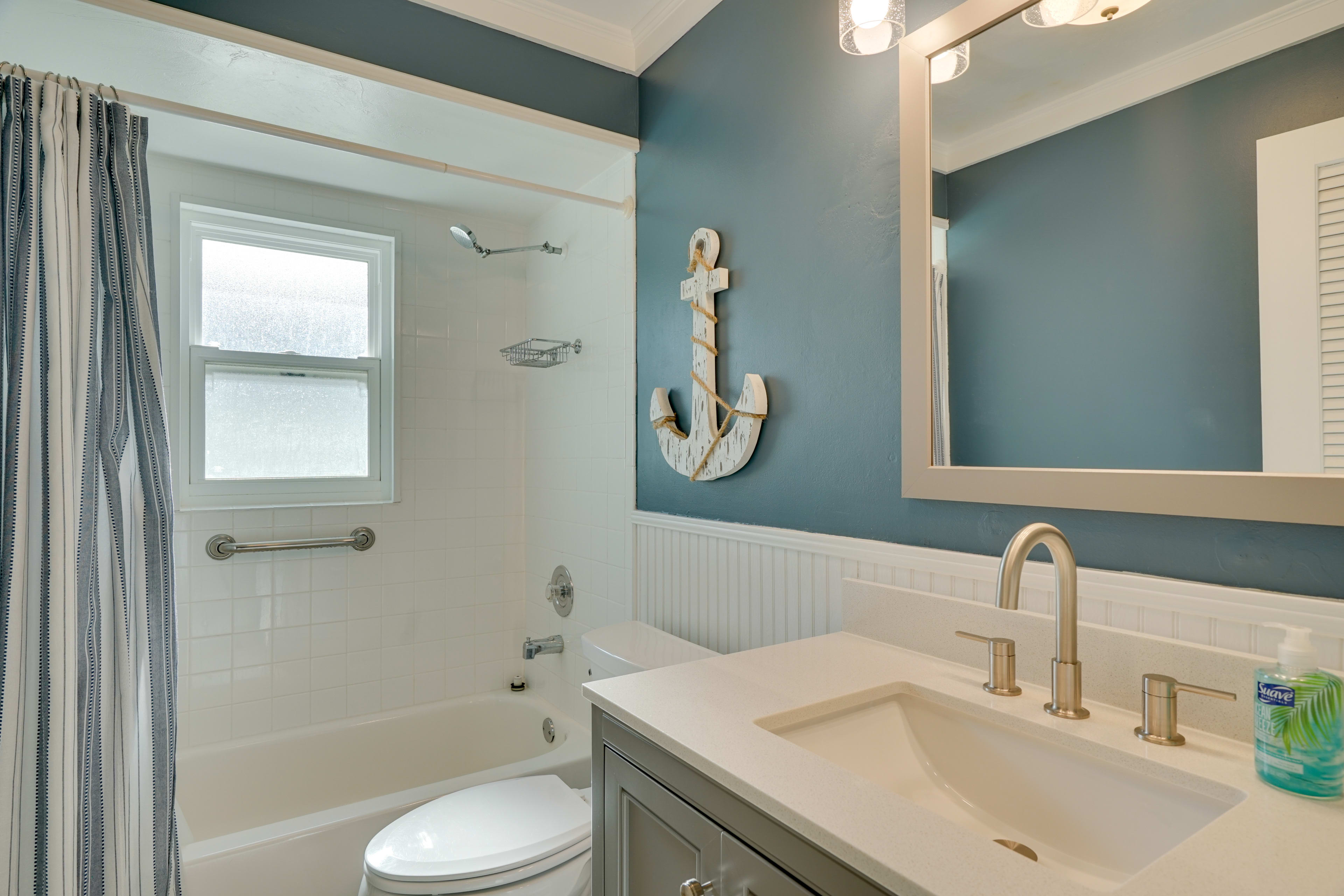 Full Bathroom | Towels Provided | Complimentary Toiletries