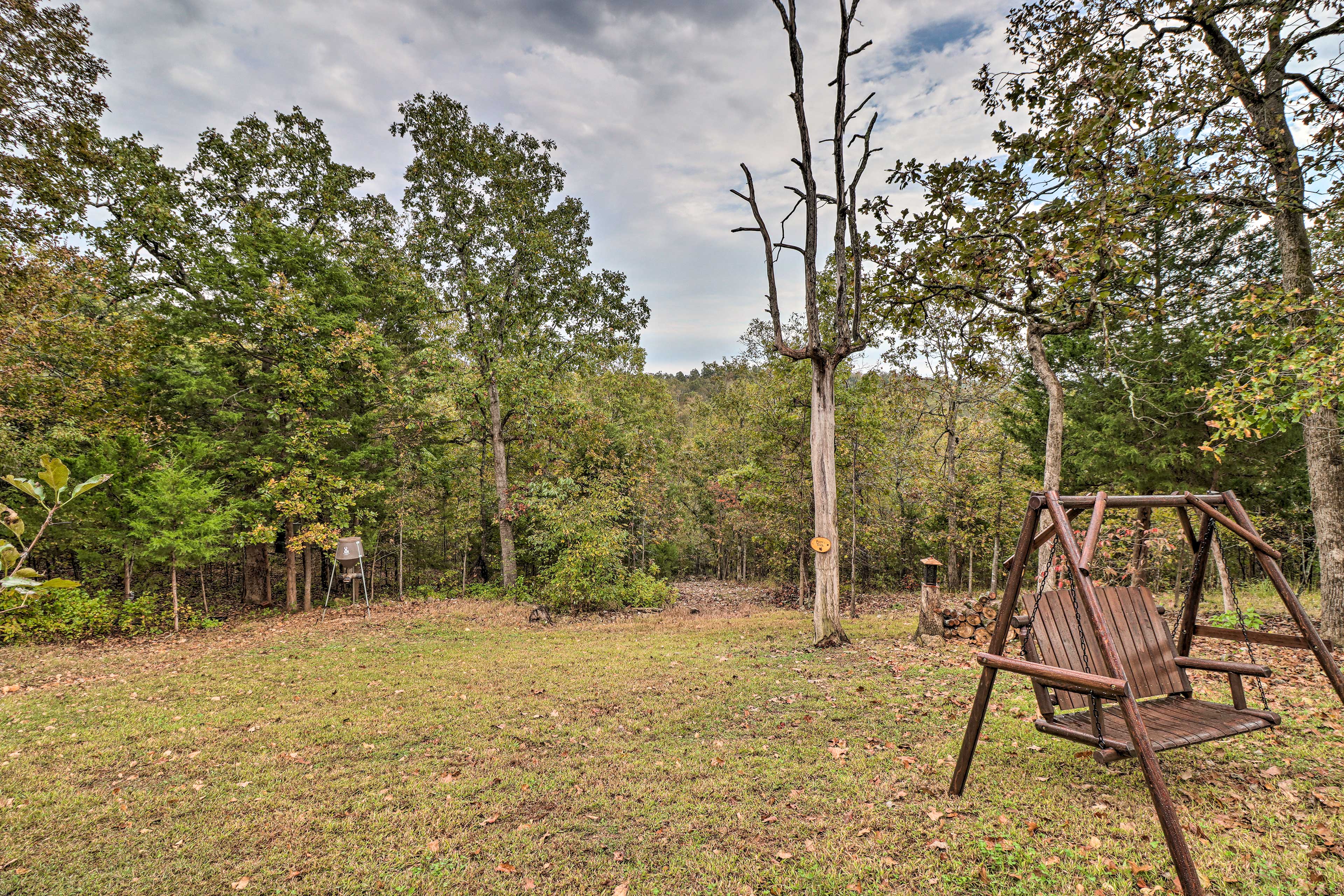 20 Acres | On-Site Hiking Trails