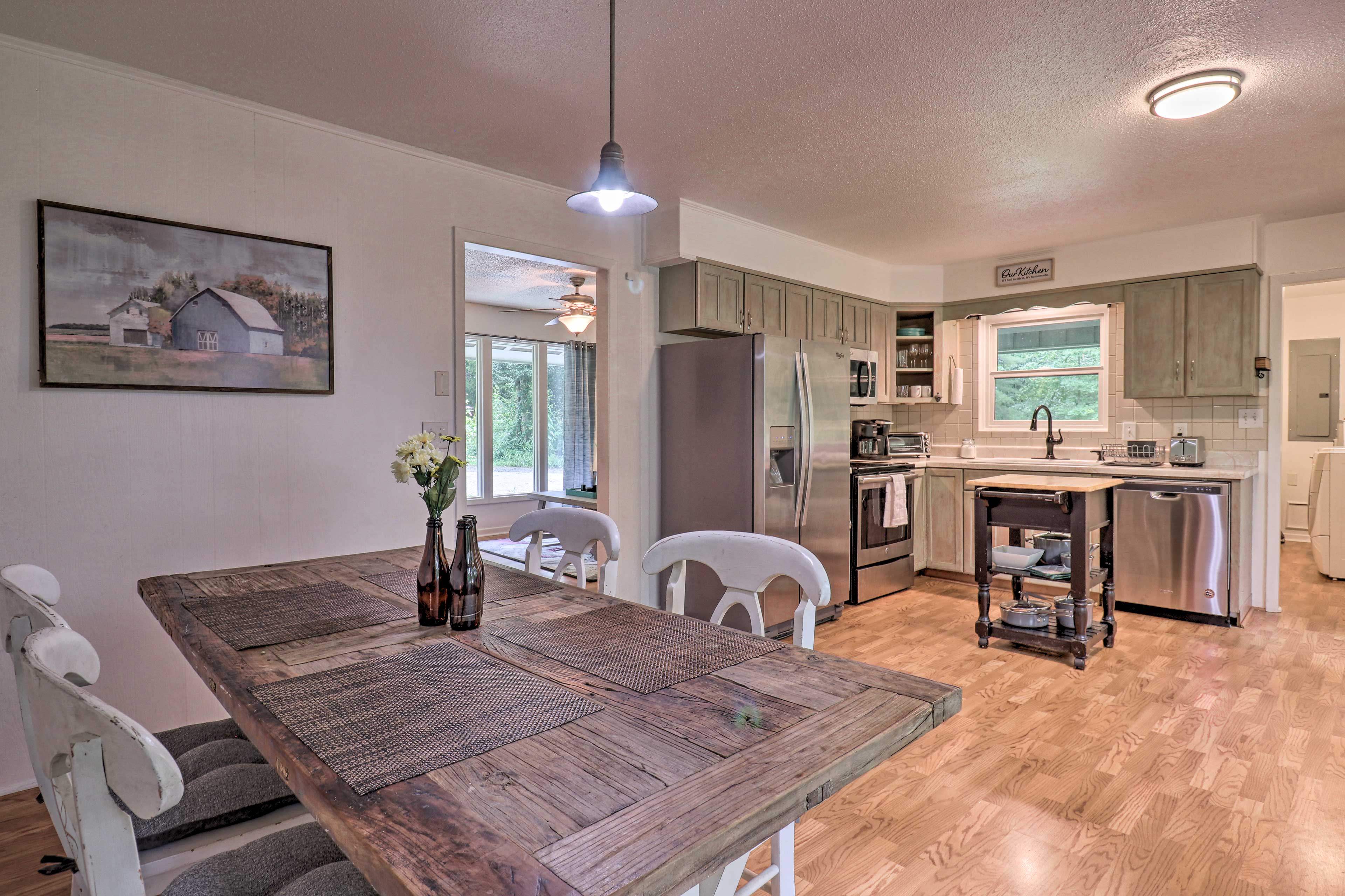 Dining Area | Dishware & Flatware Provided