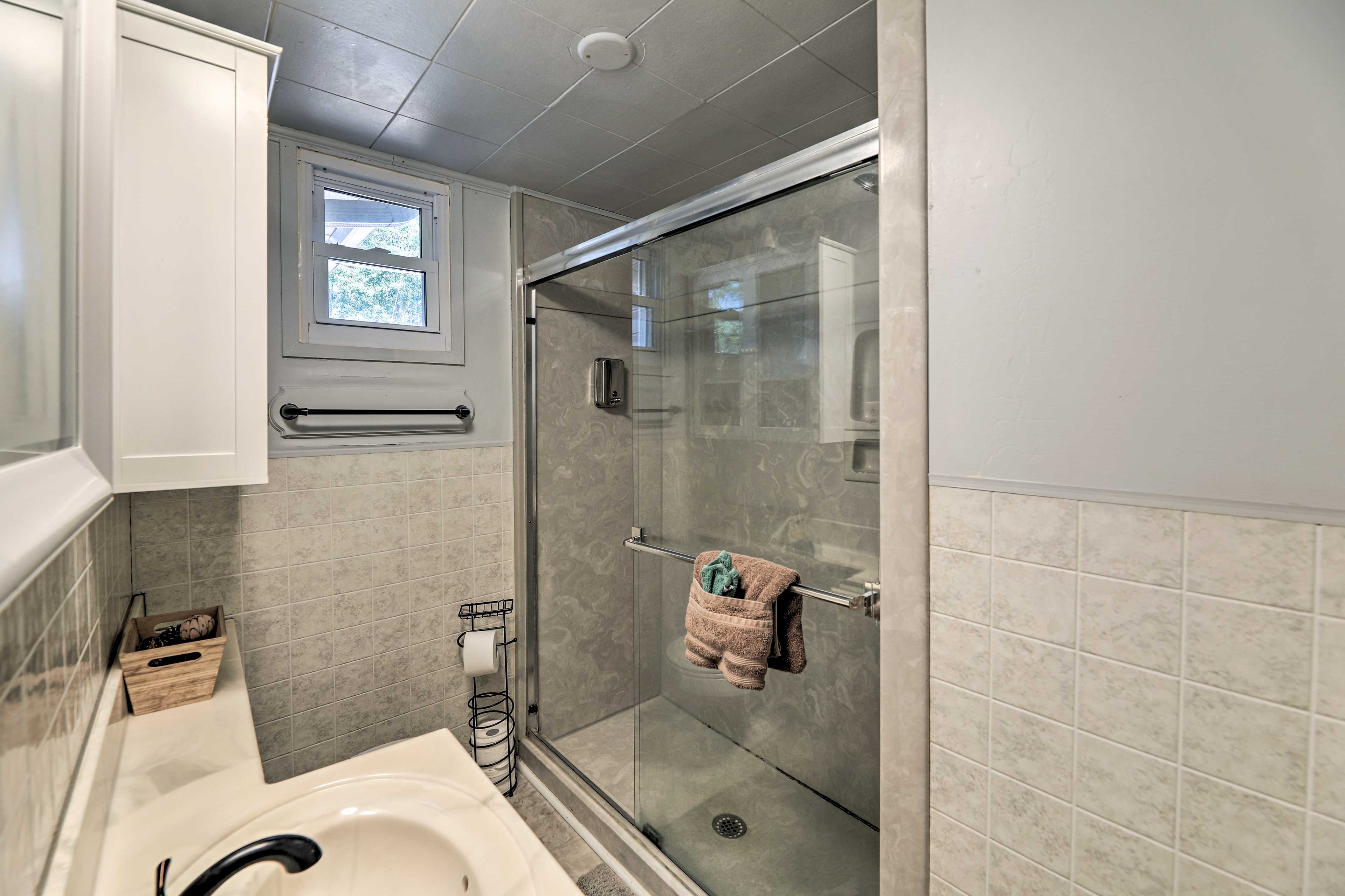 Full Bathroom | Complimentary Toiletries | Towels Provided