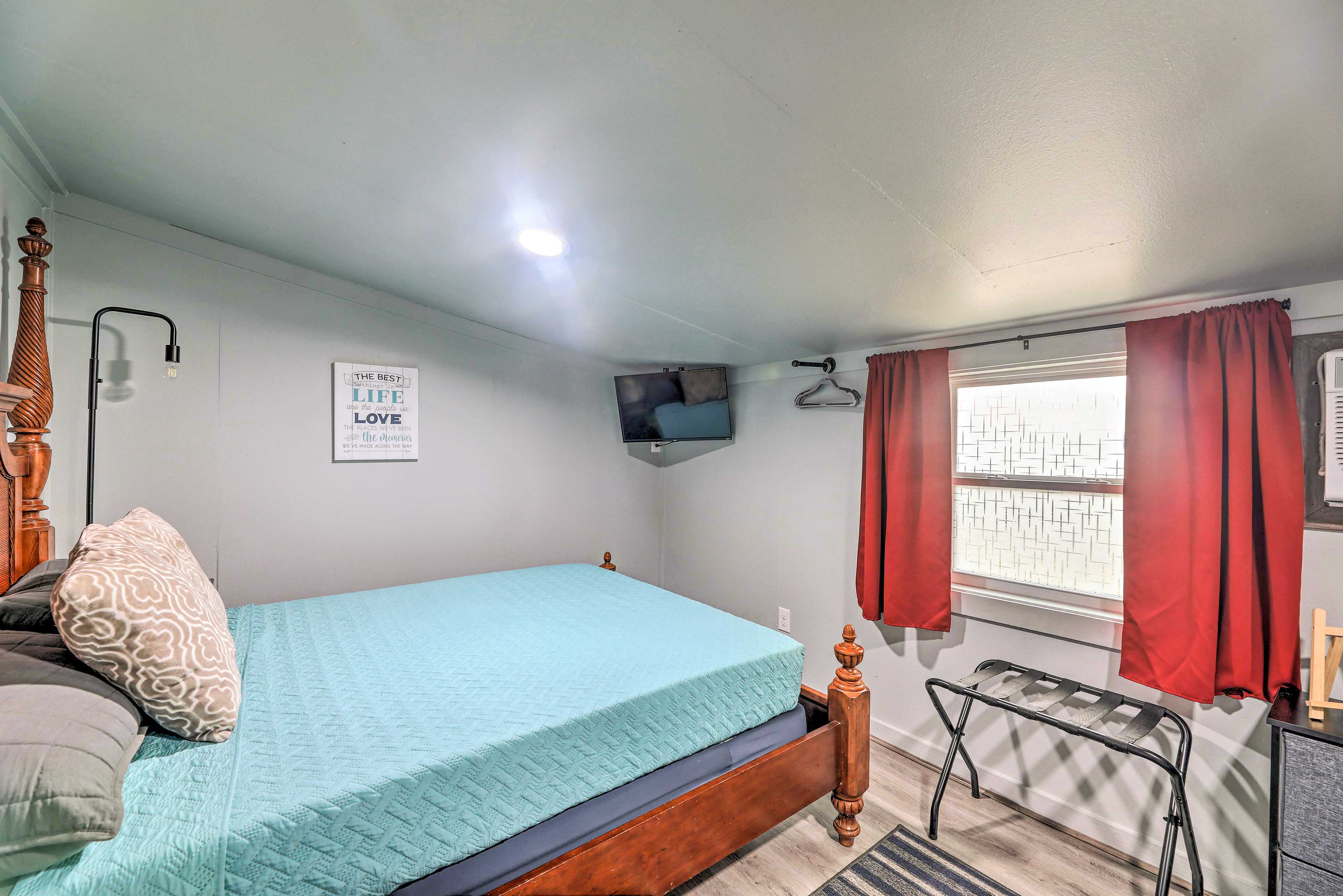 Bedroom | Queen Bed | Smart TV | Linens Provided