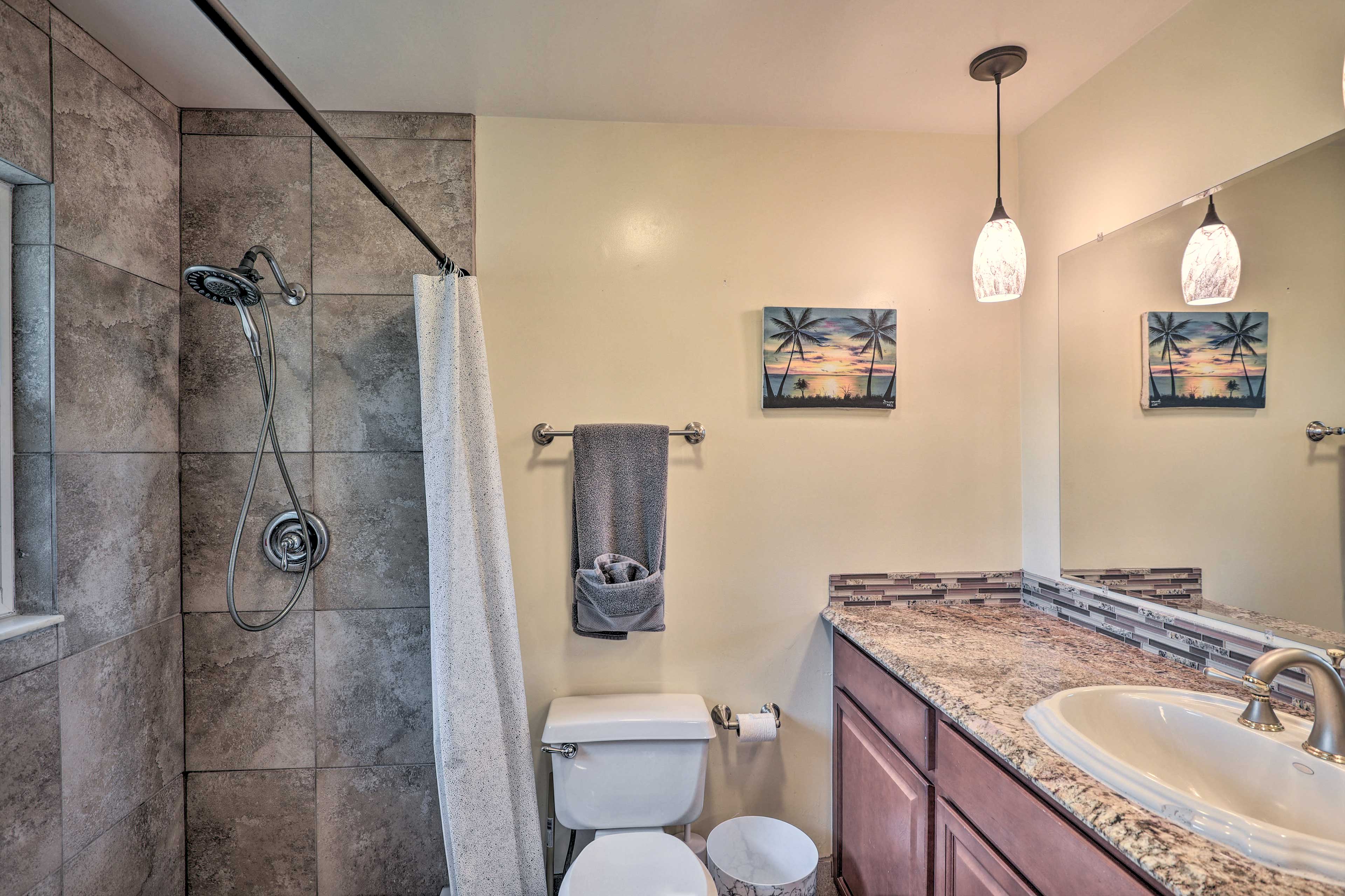 Full Bathroom | Towels Provided | Complimentary Toiletries