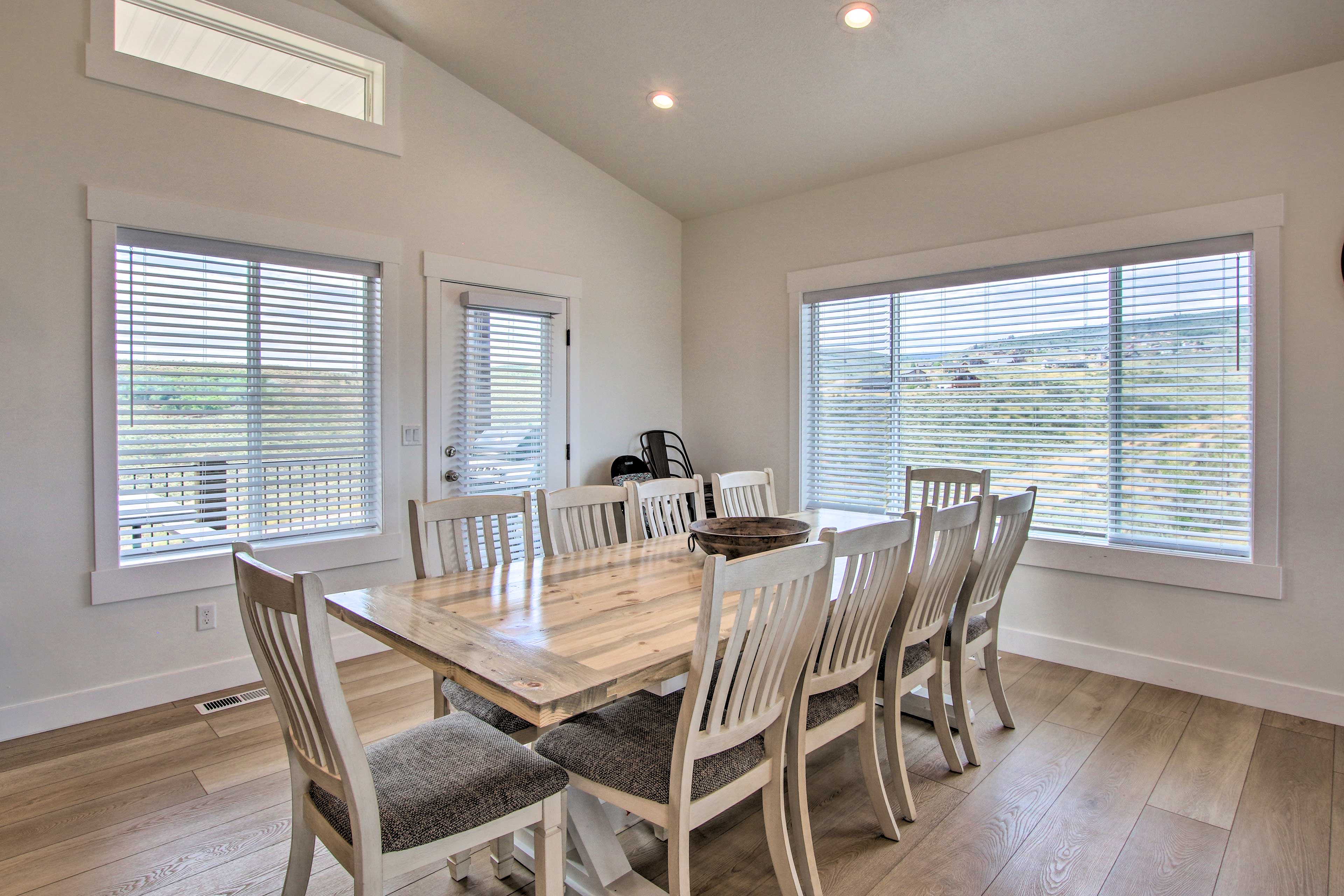 Dining Area | 10-Person Table