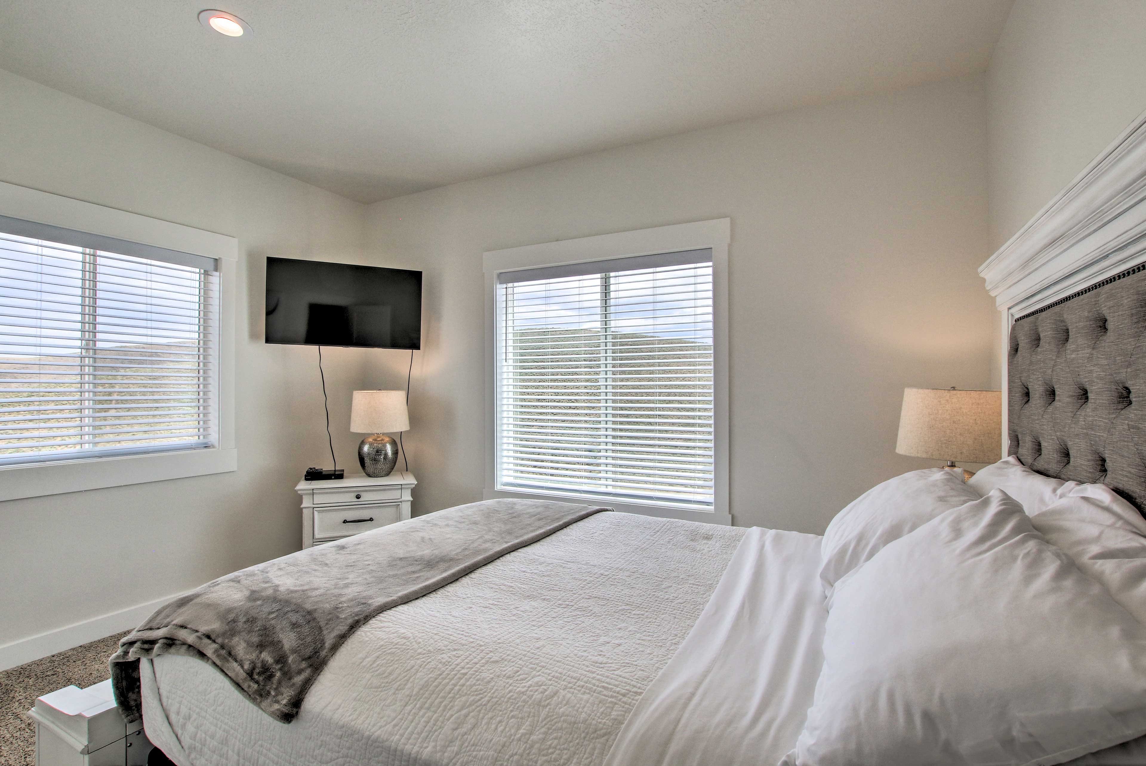 Bedroom 4 | Queen Bed | 2nd Floor | Smart TV