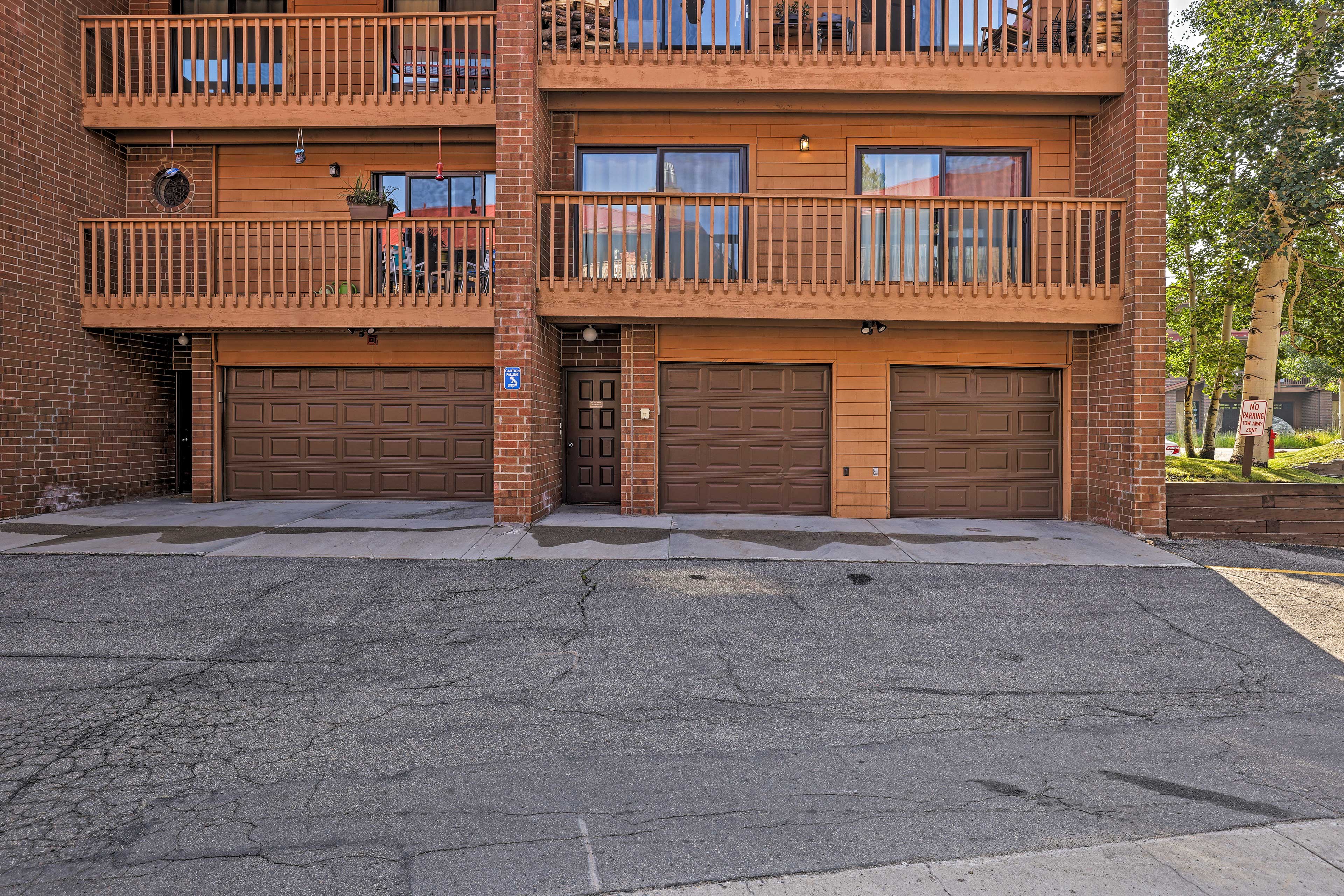 Parking | Driveway (1 Vehicle) | Garage (1 Vehicle)