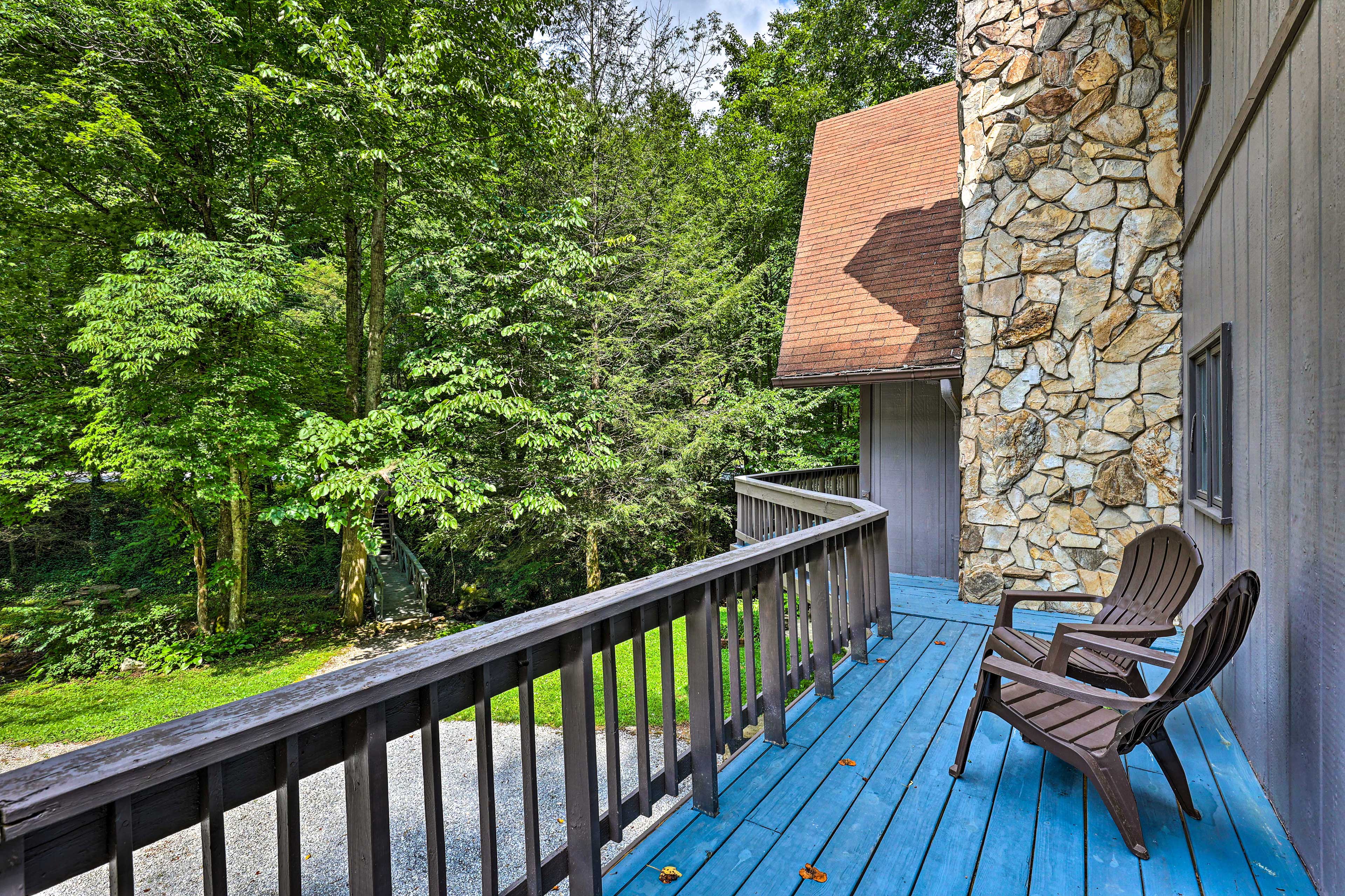 Peaceful Roan Mountain Escape: On-Site Creek!