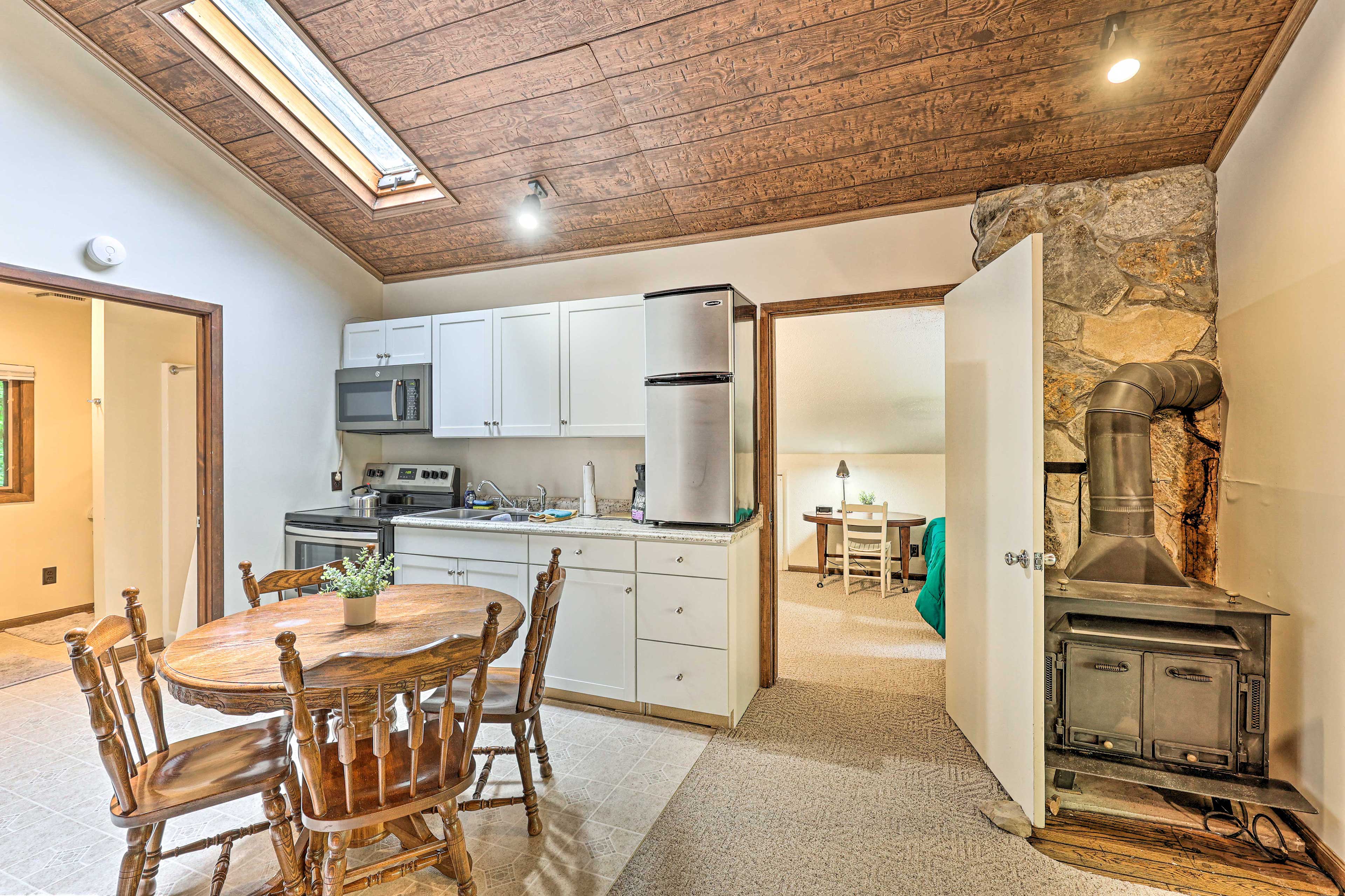 Dining Area | Dishware Provided