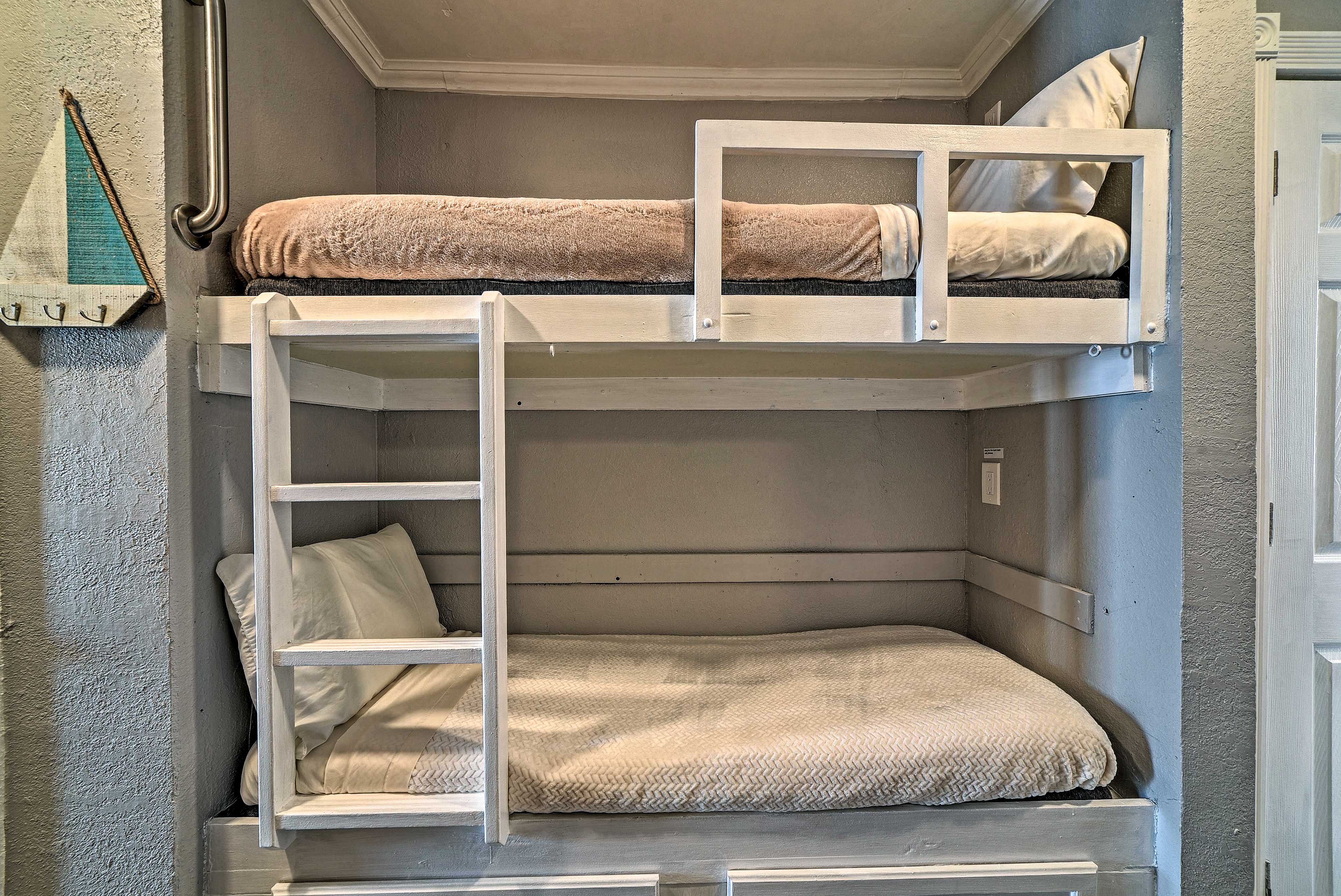 Bunk Nook | Twin Bunkbed