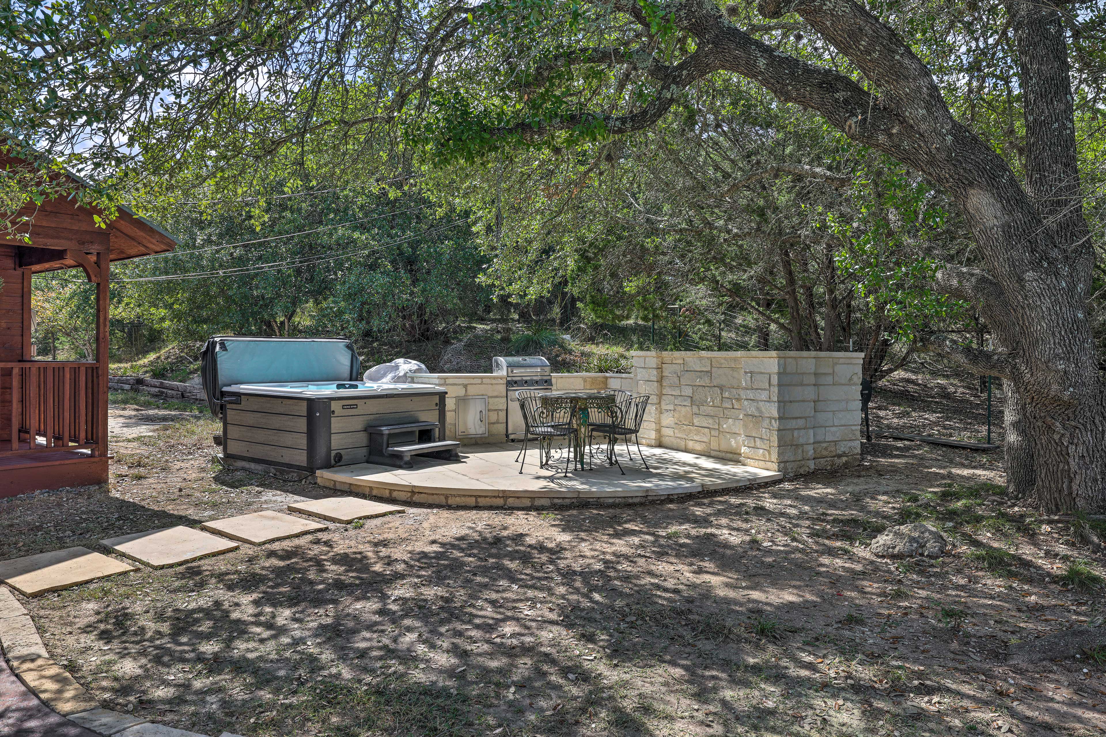 Hot Tub | Gas Grill | Outdoor Dining Area