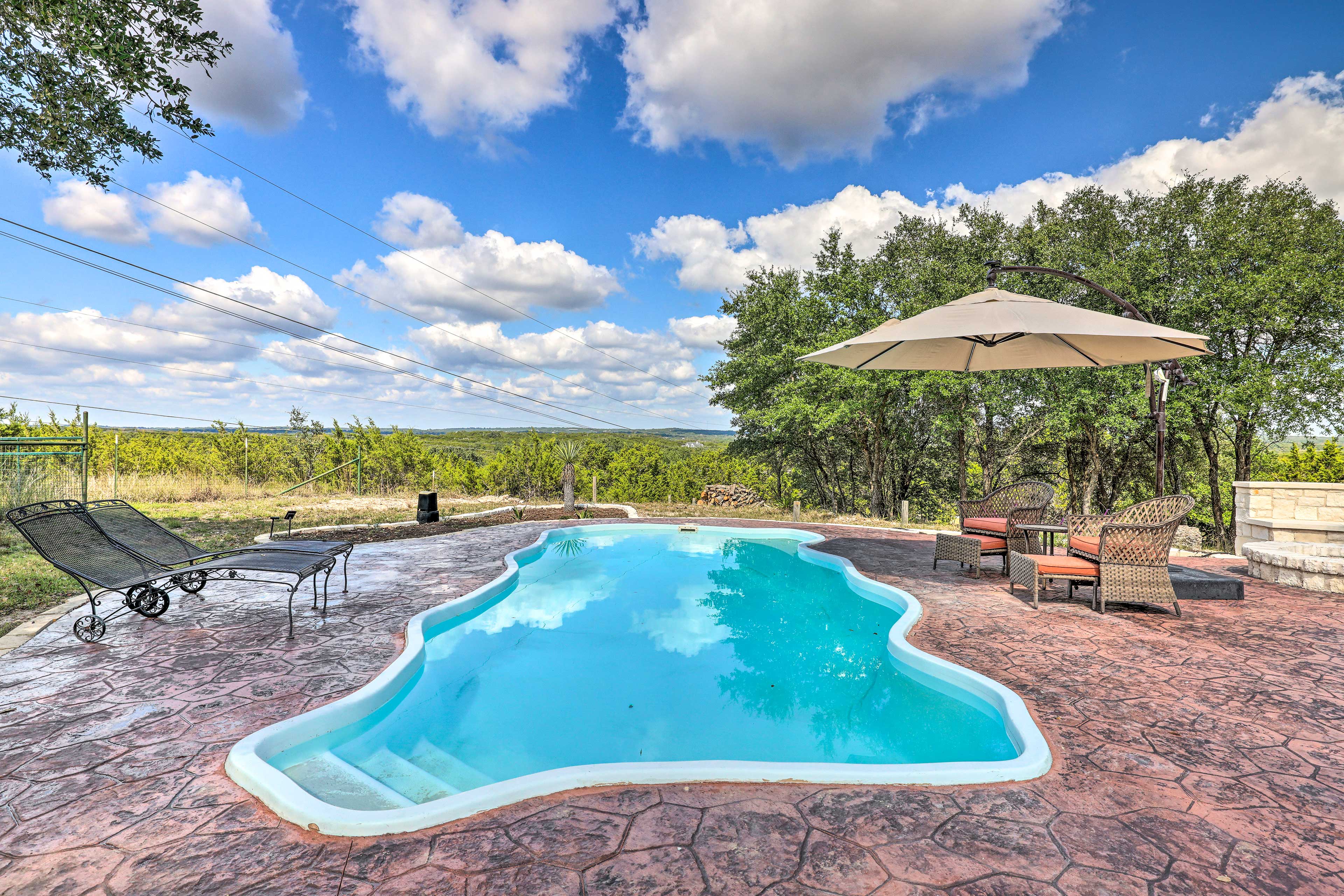 Patio | Built-in Fire Pit | Lounge Seating