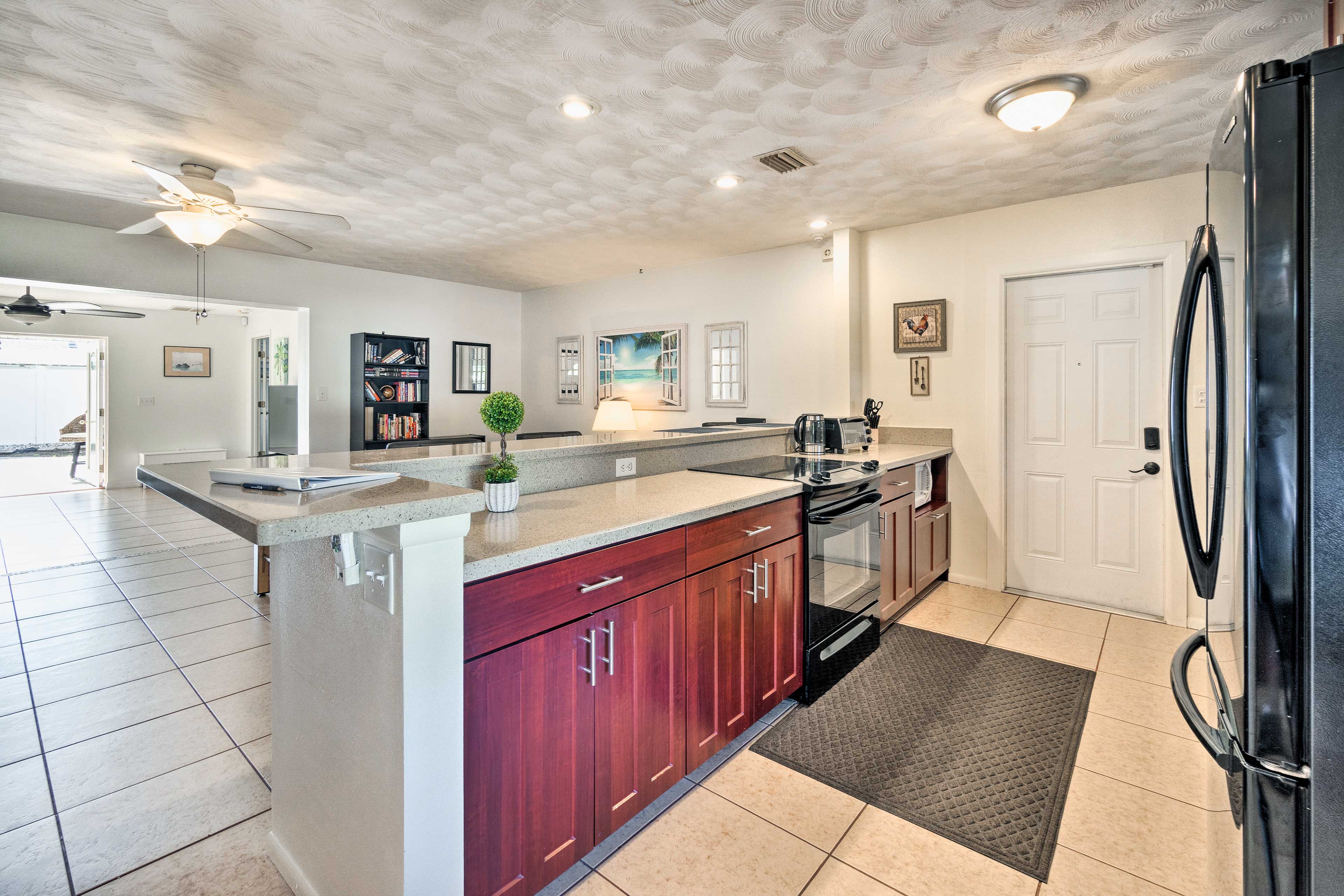 Fully Equipped Kitchen | Dishware & Flatware Provided