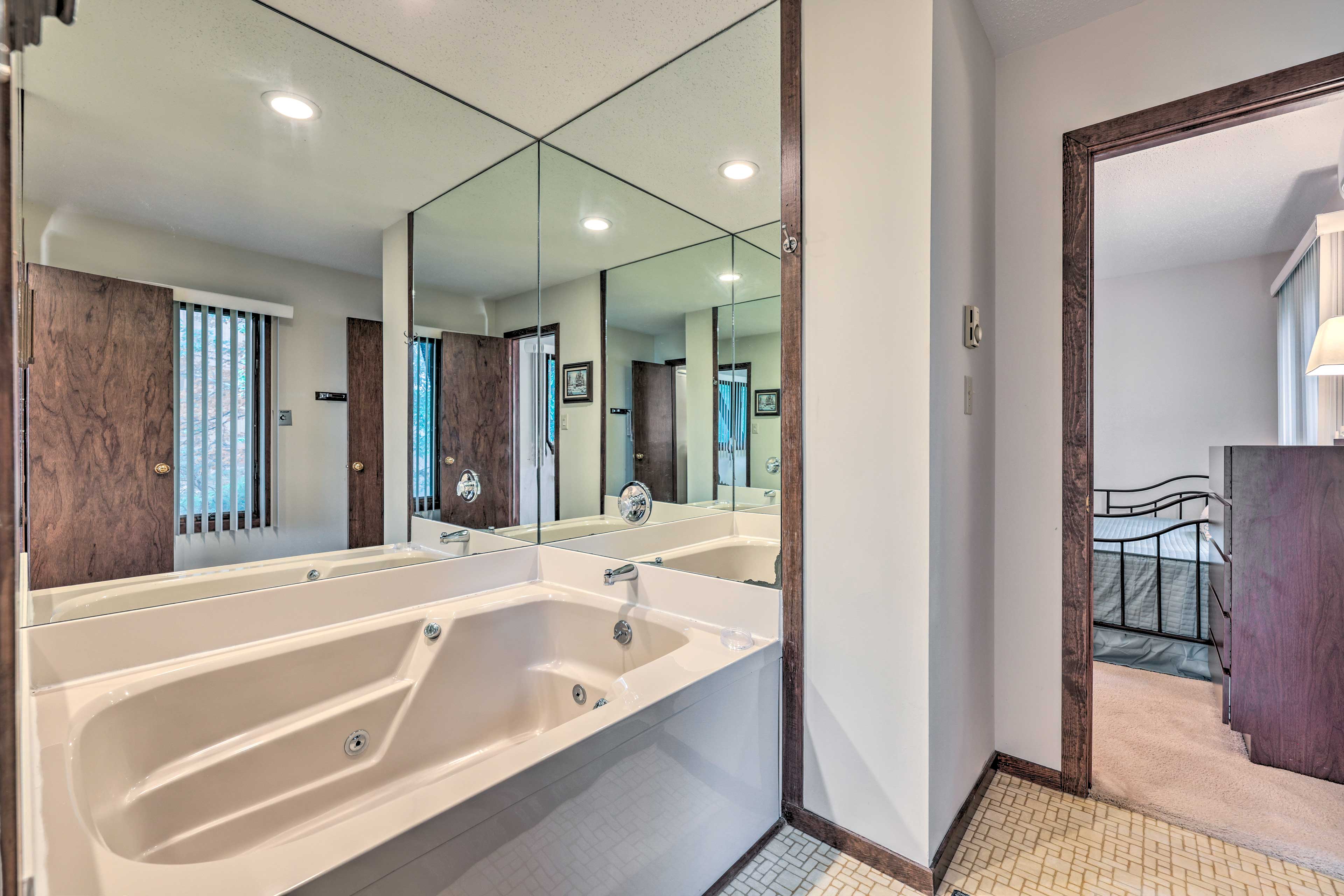 Bathroom | Jetted Tub | Access Via Bedrooms 2 & 3
