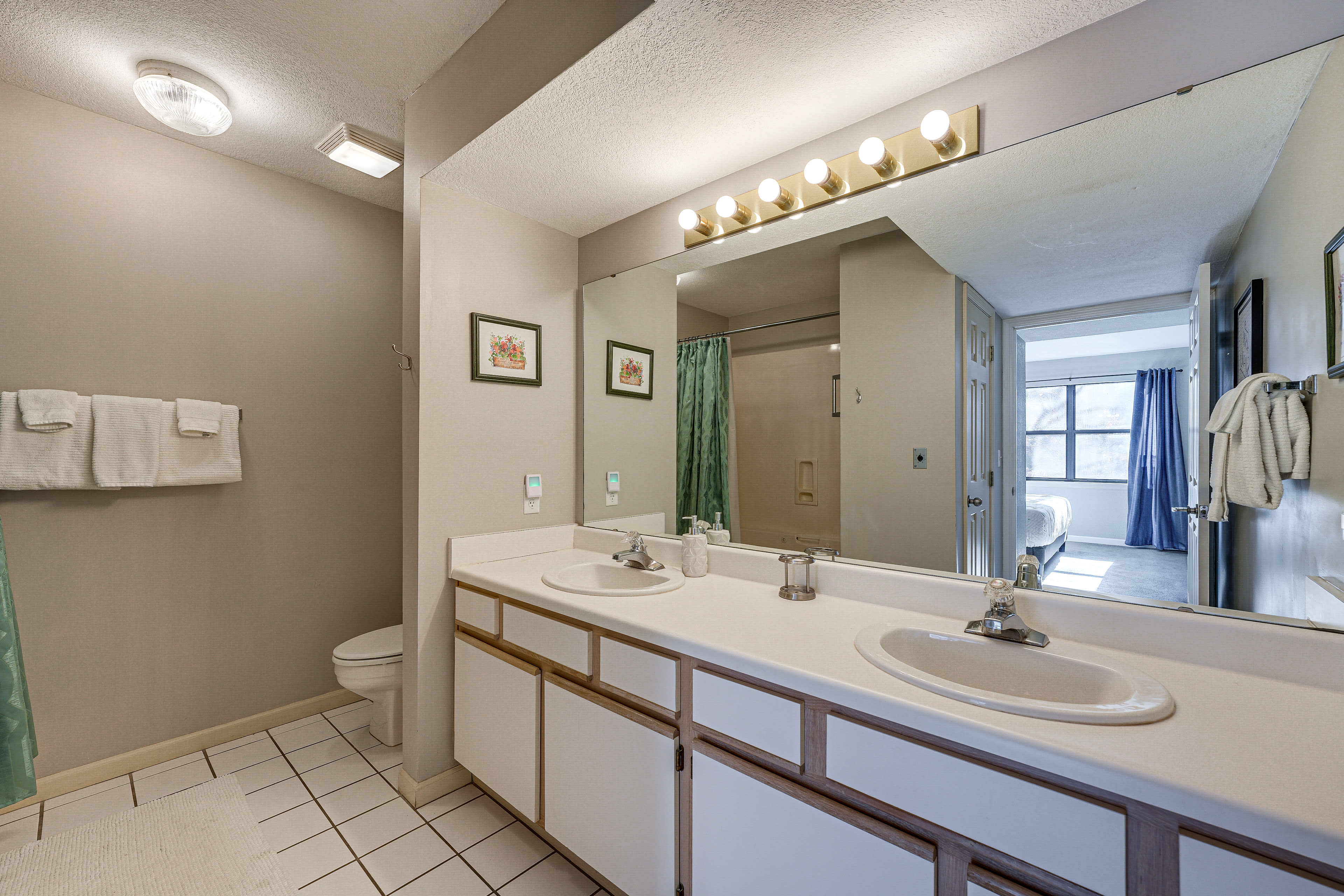 En-Suite Bathroom | Shower/Tub Combo