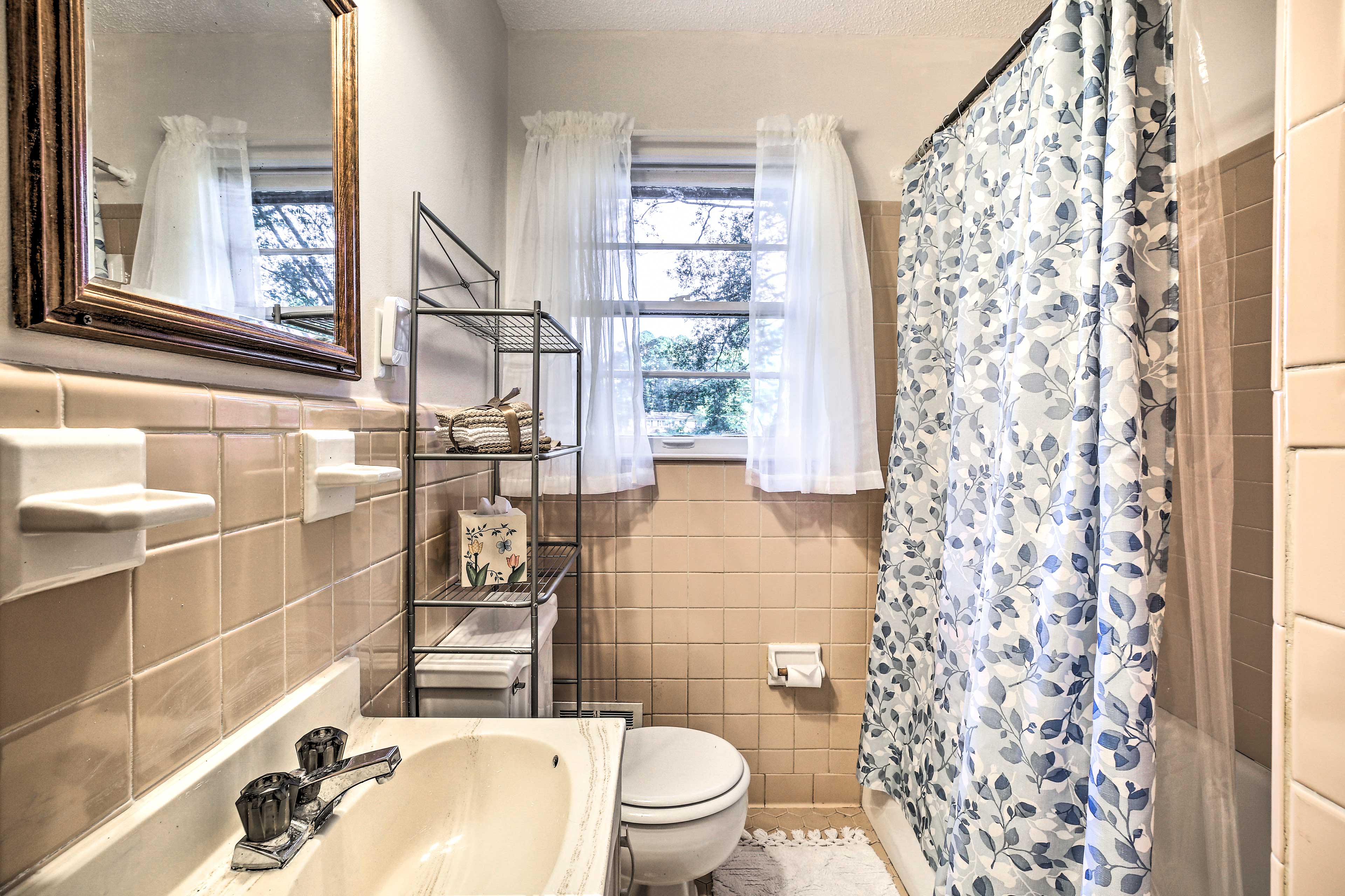 Full Bathroom | Complimentary Toiletries