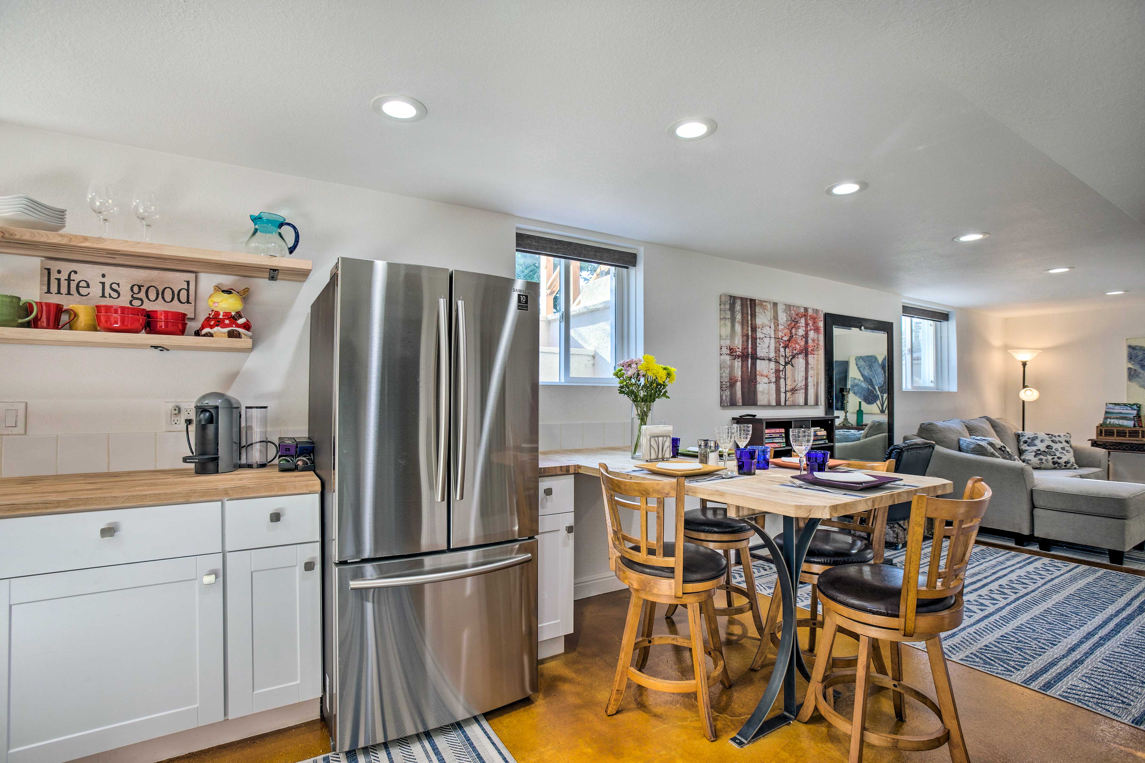 Dining Area | 950 Sq Ft