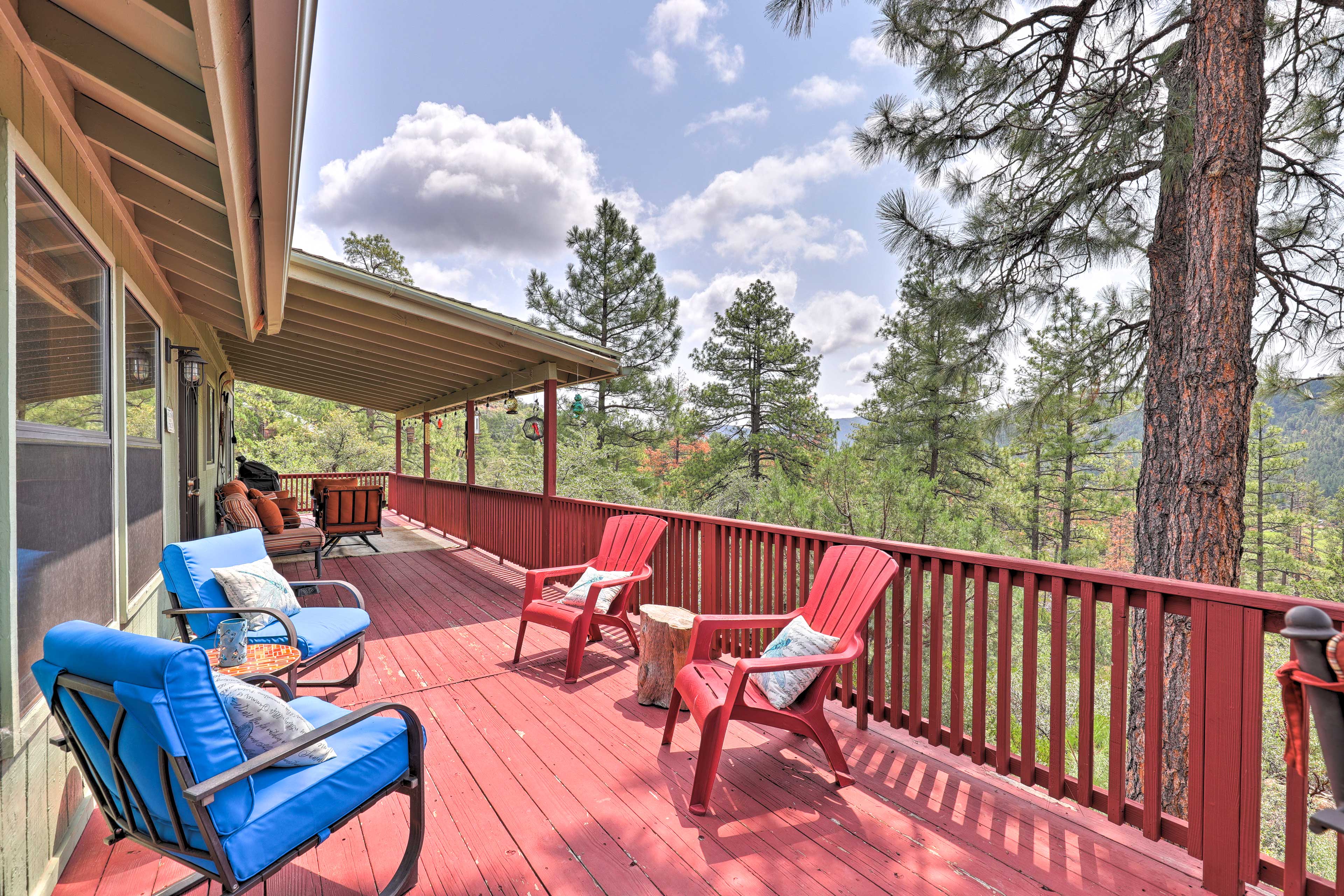 Strawberry Hideaway in the Pines w/ Hot Tub!