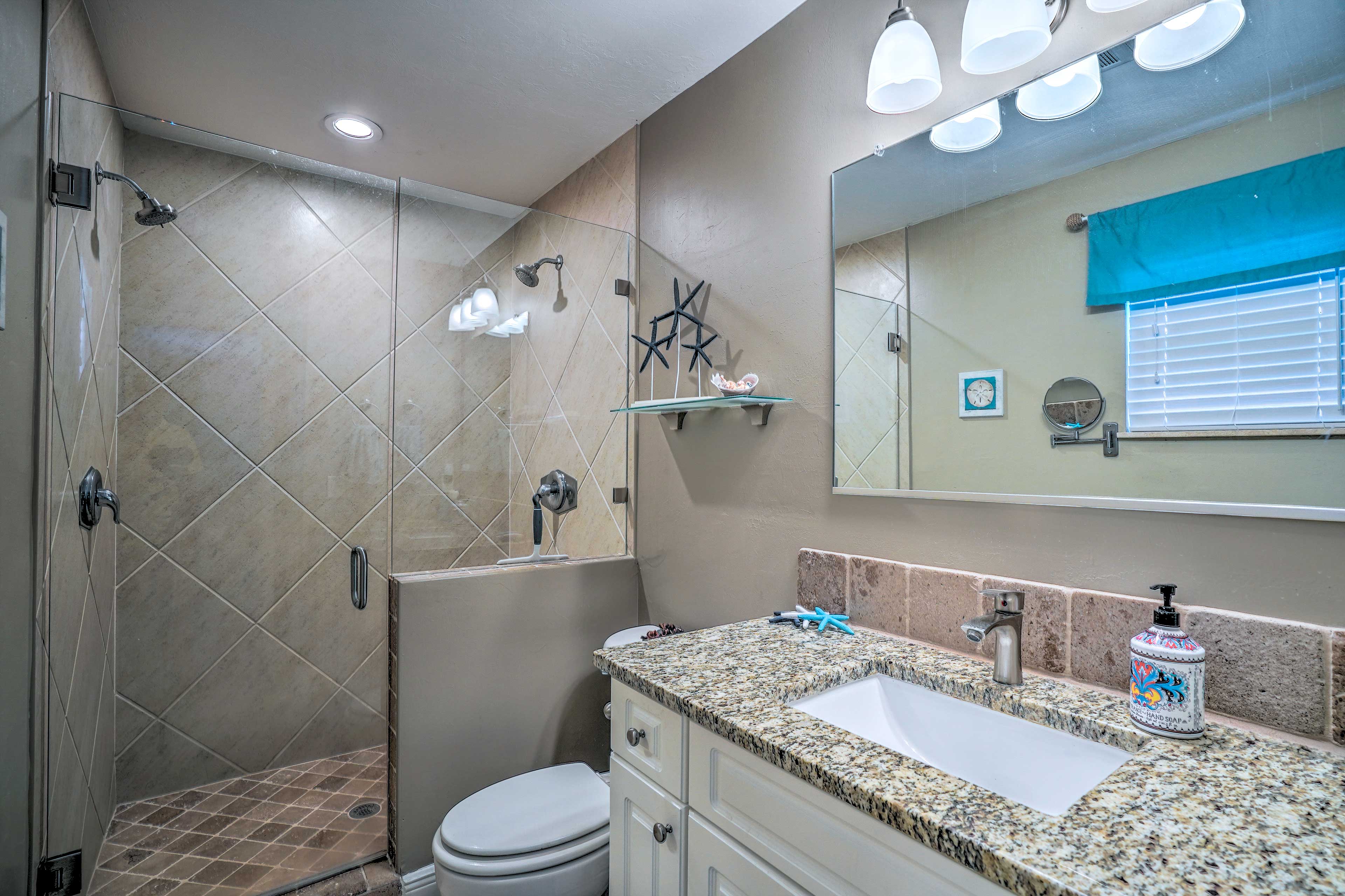 Full Bathroom | Towels Provided | Complimentary Toiletries