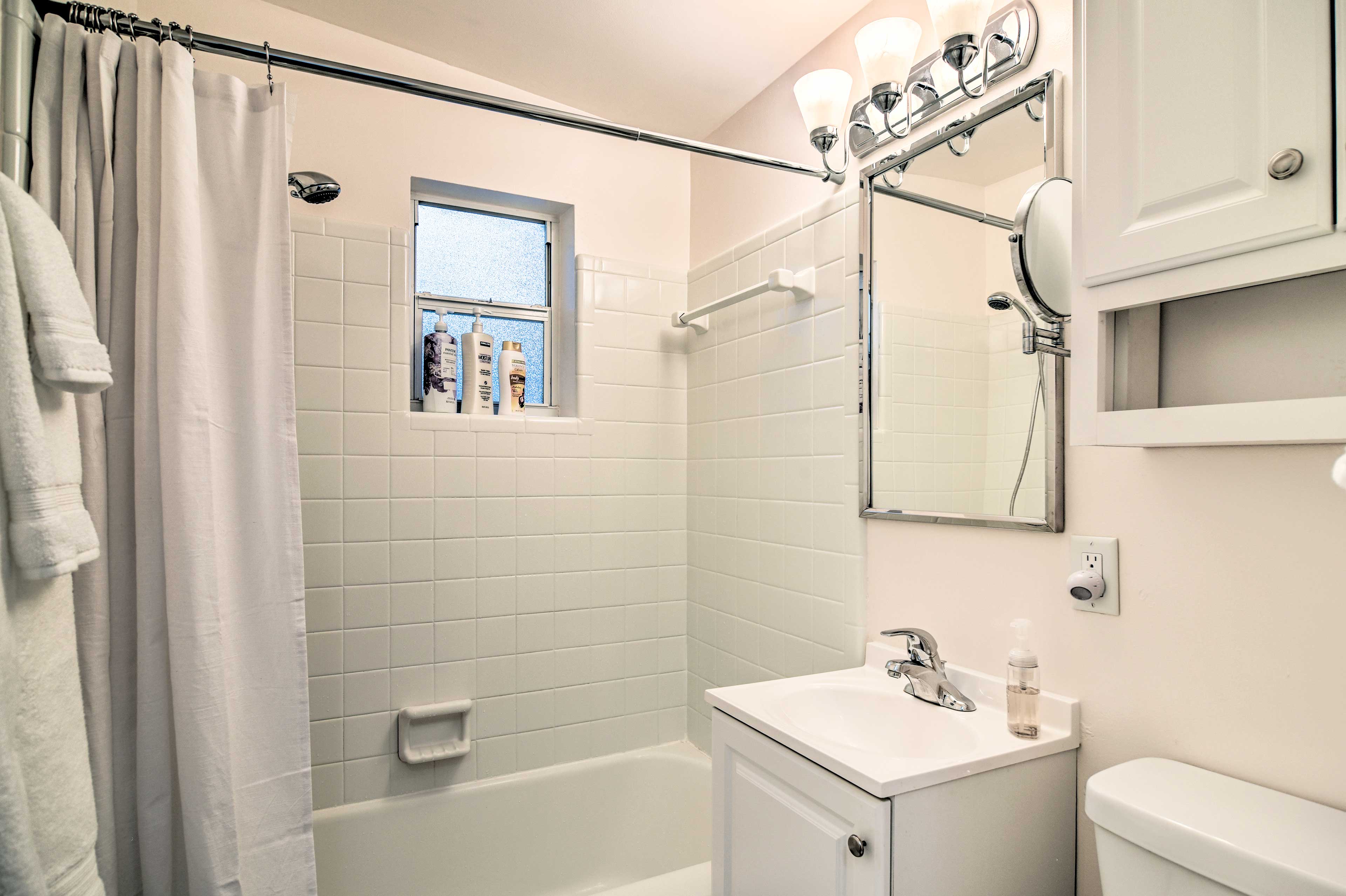 Full Bathroom | Hair Dryer | Towels Provided