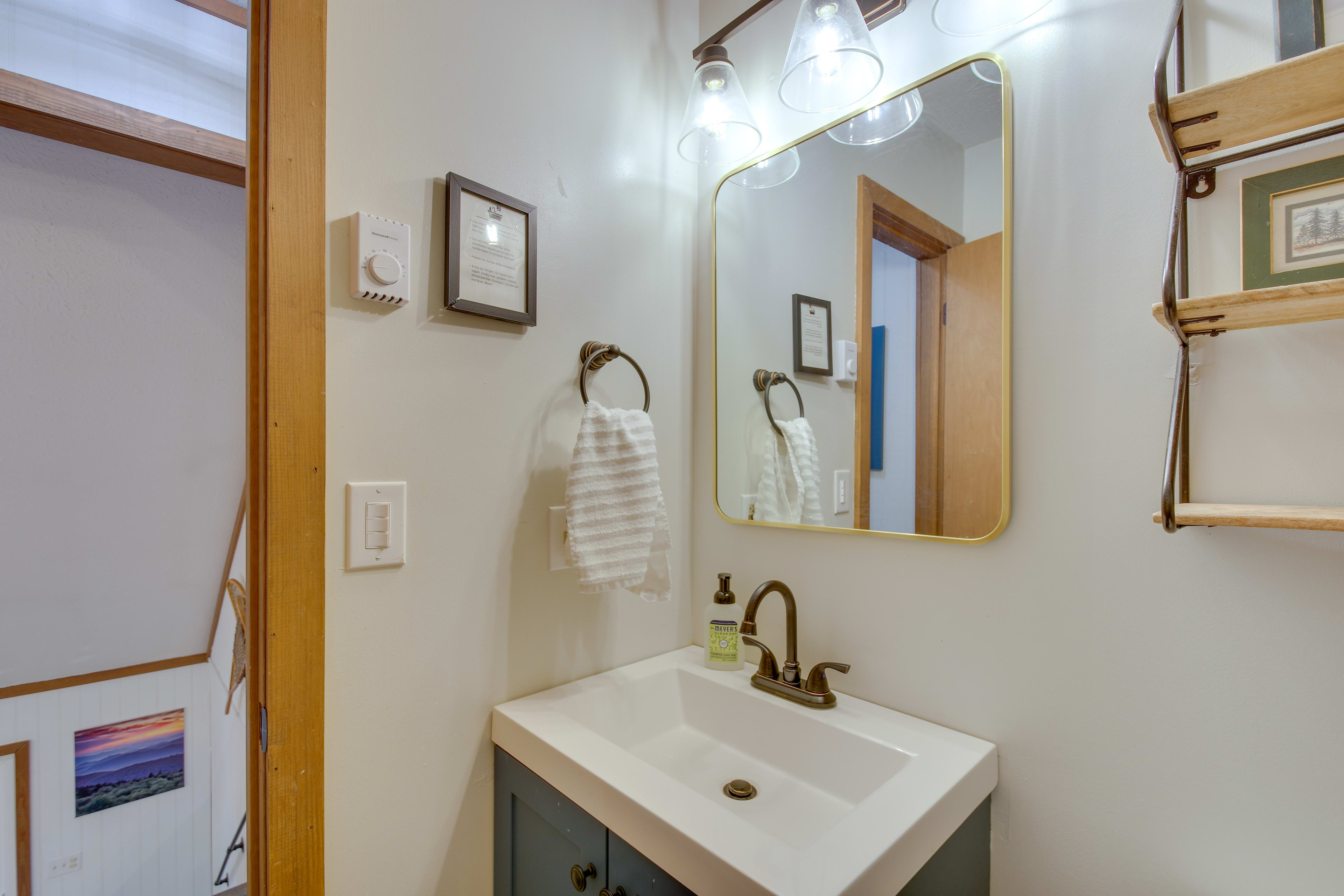 Full Bathroom | Complimentary Toiletries