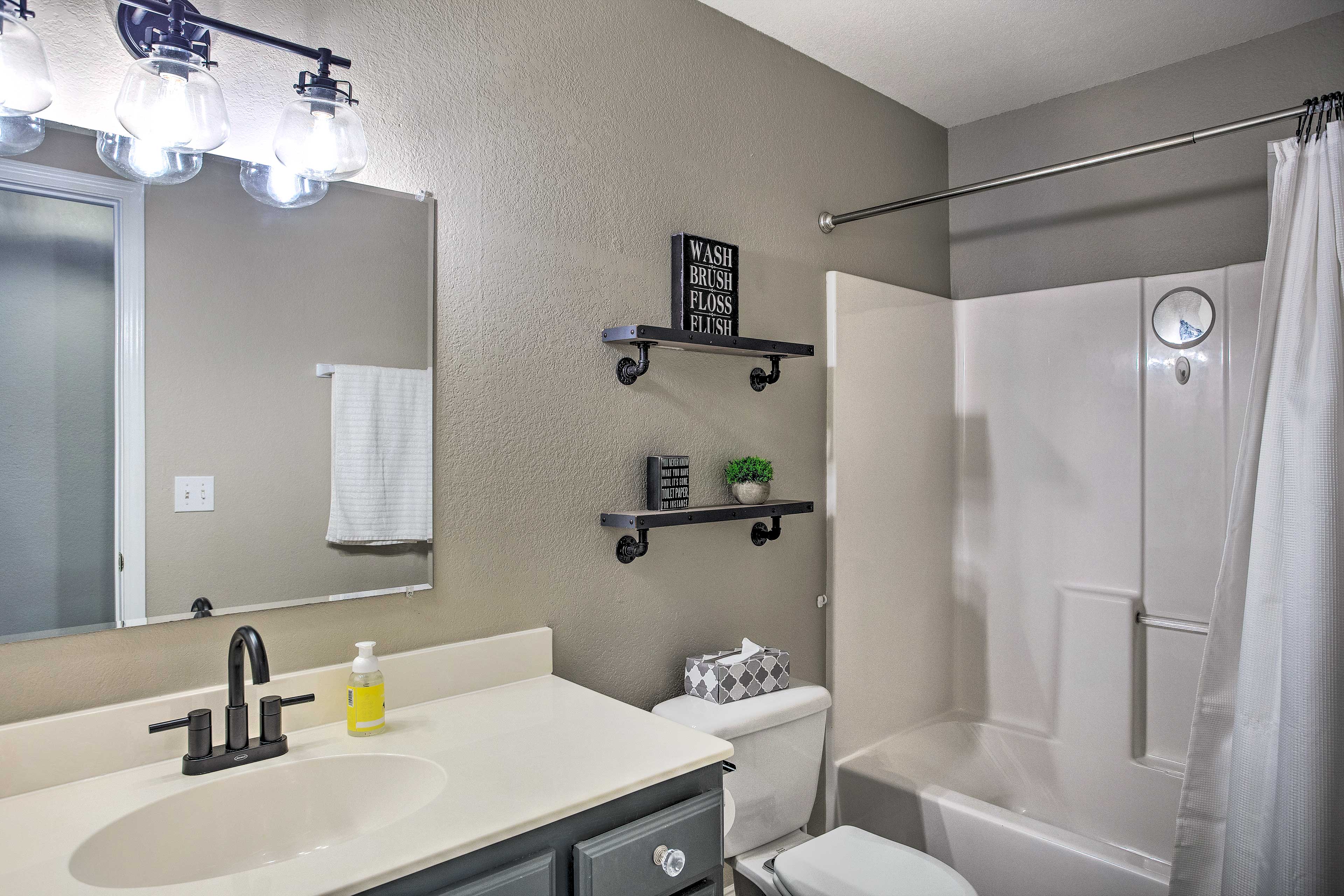 Full Bathroom | Complimentary Toiletries