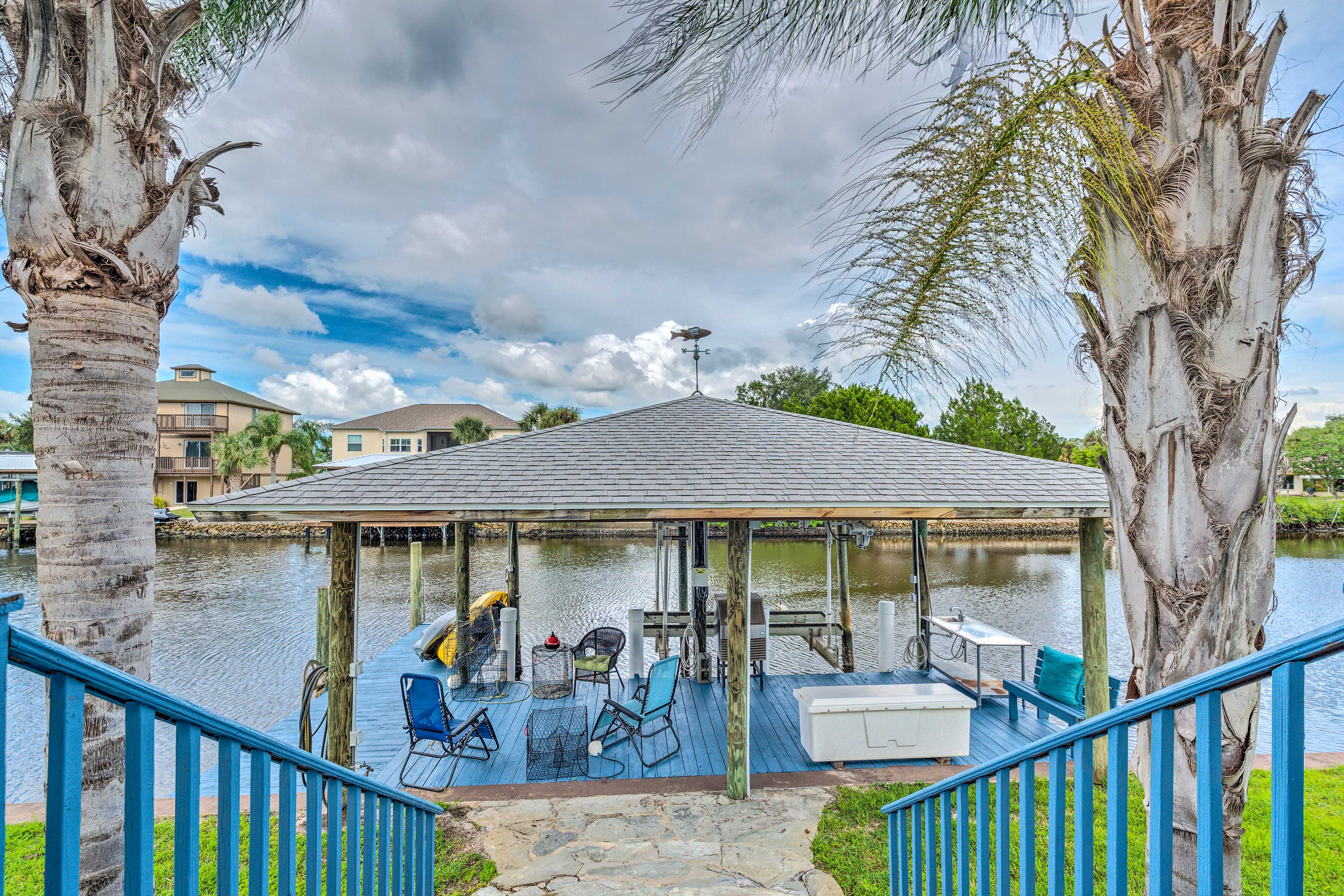 Private Exterior Space | Fishing Poles Provided | Kayaks | Stairs Required