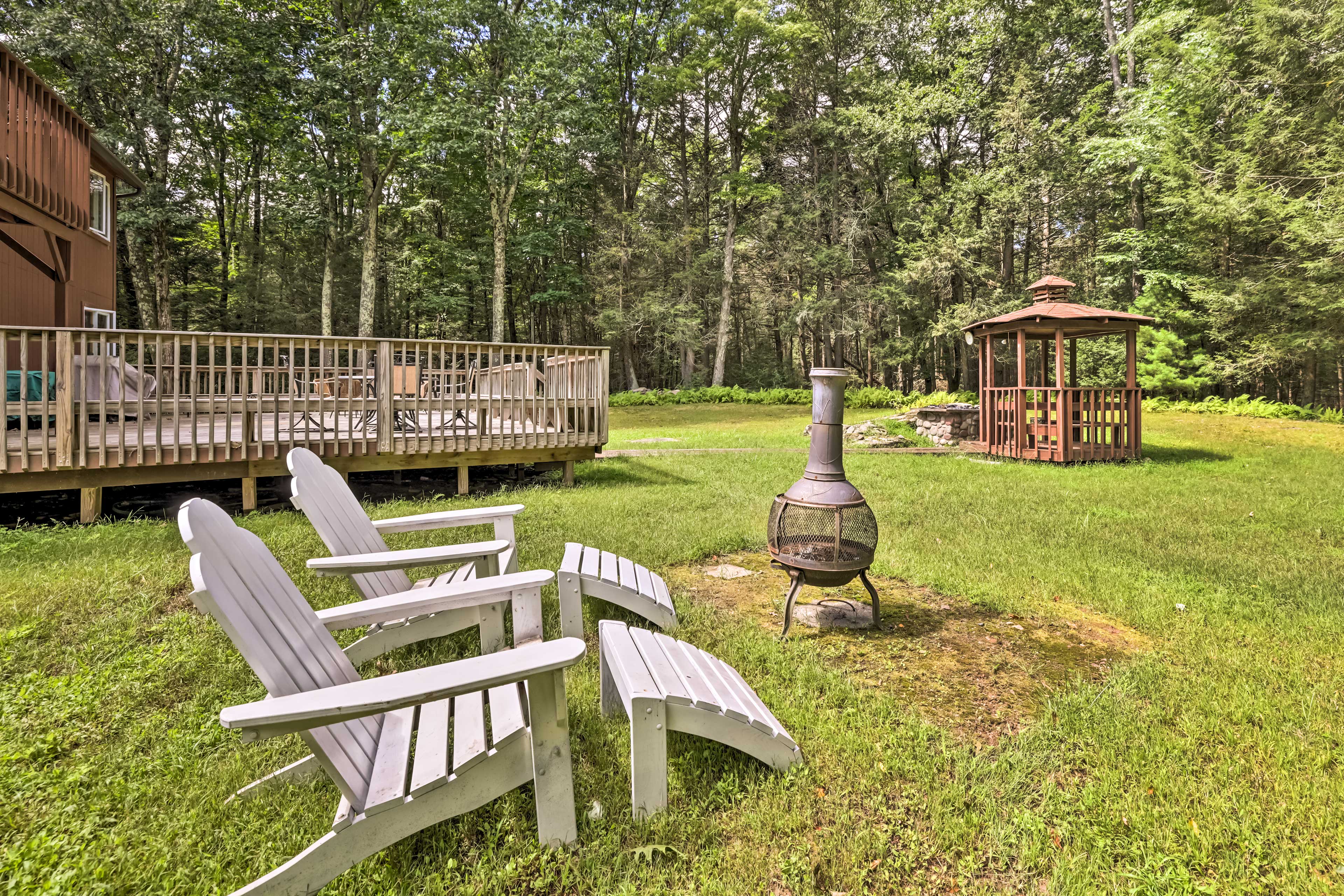 Private Yard | Fire Pit | Lounge Seating