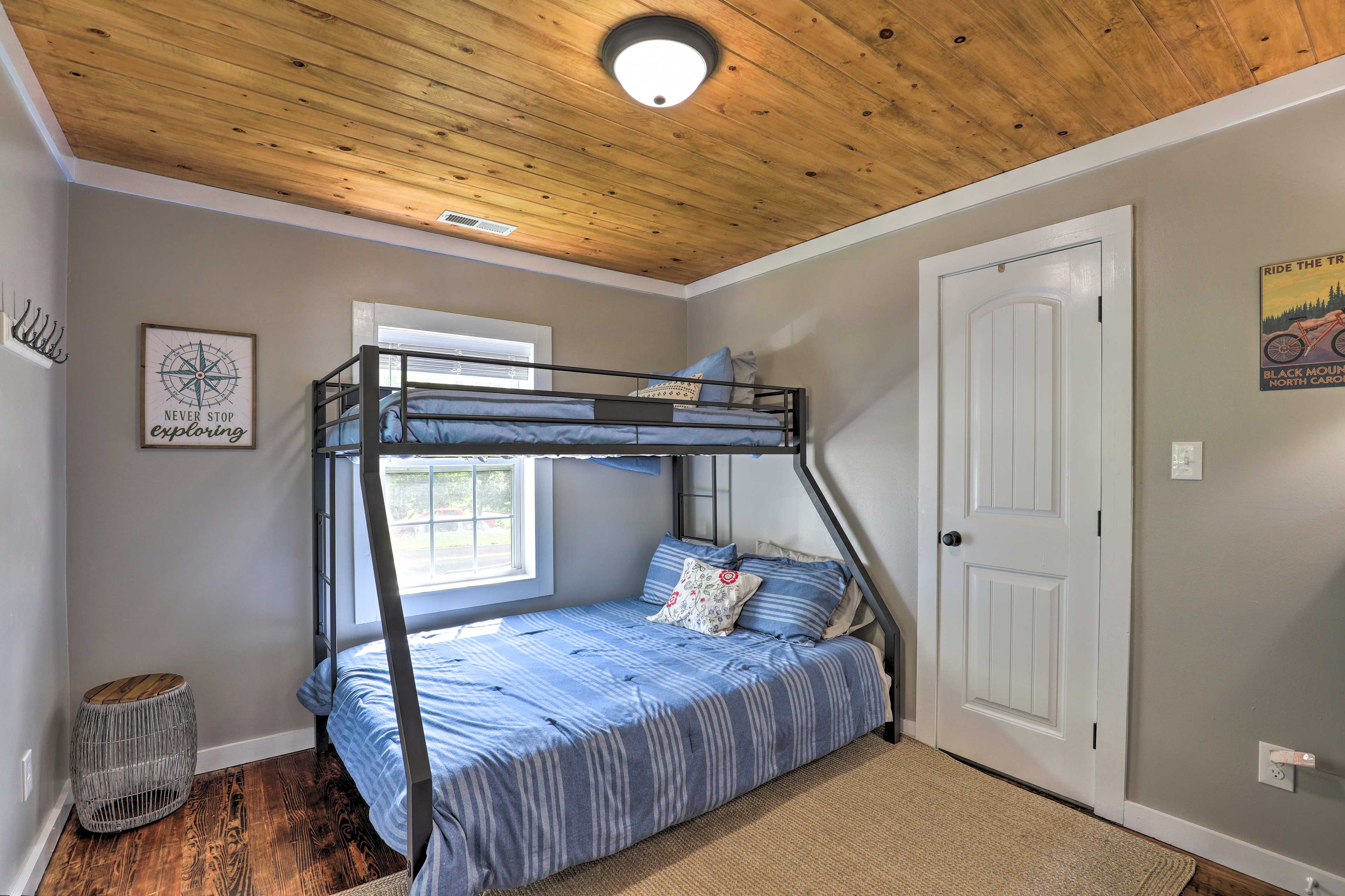 Bedroom 2 | Twin/Queen Bunk Bed