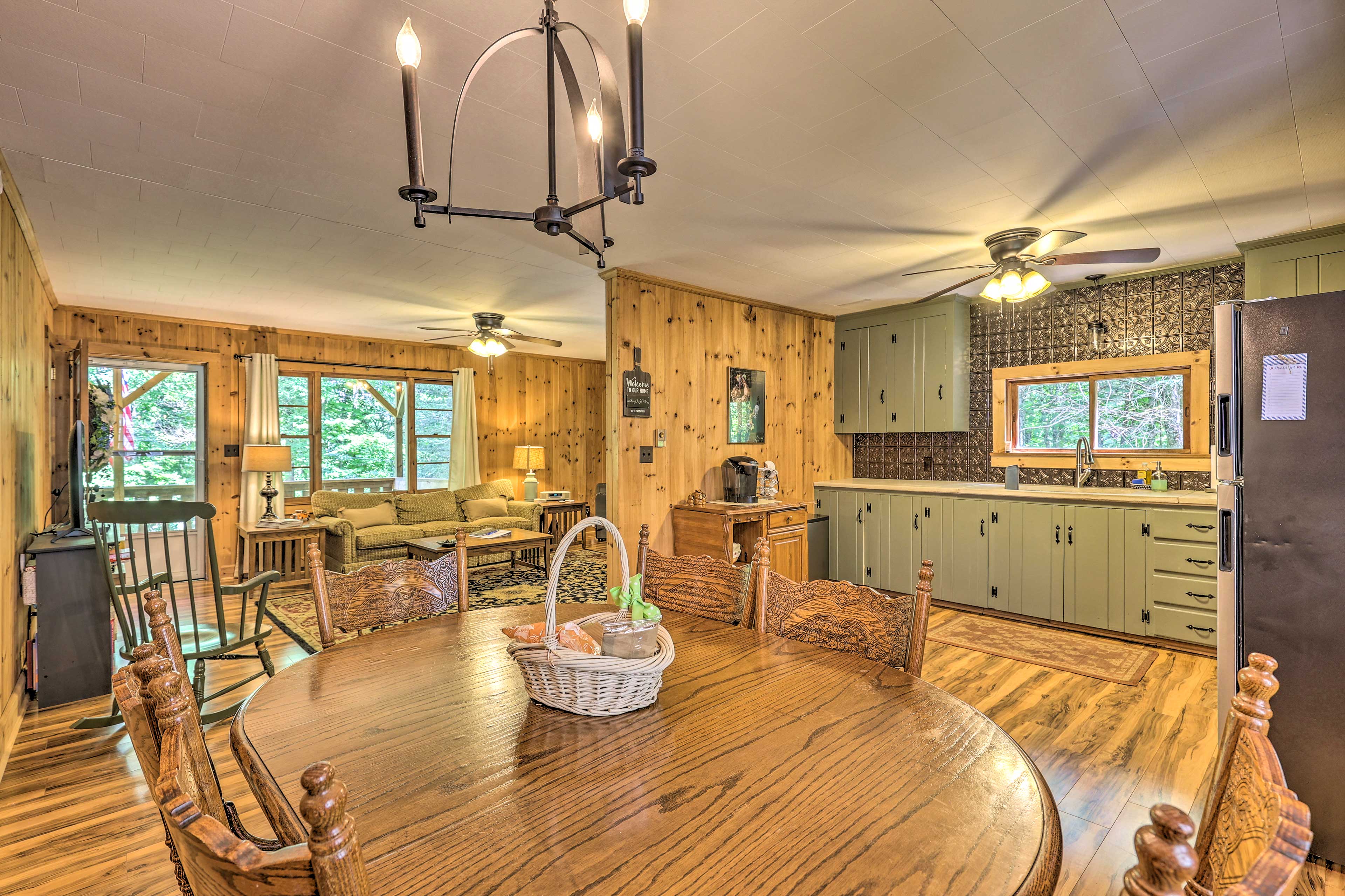 Well-Equipped Kitchen | Dining Table