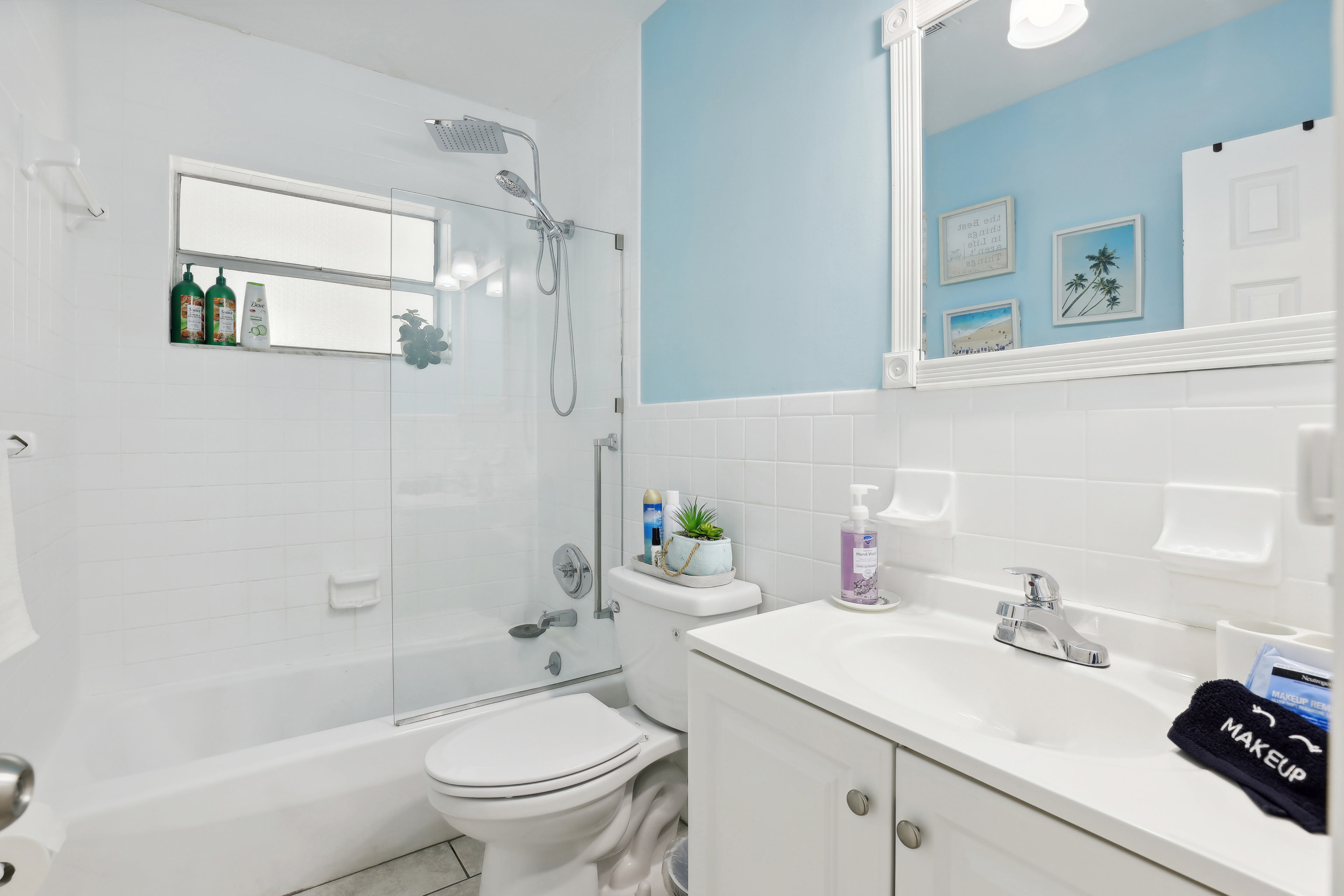 Full Bathroom | Complimentary Toiletries