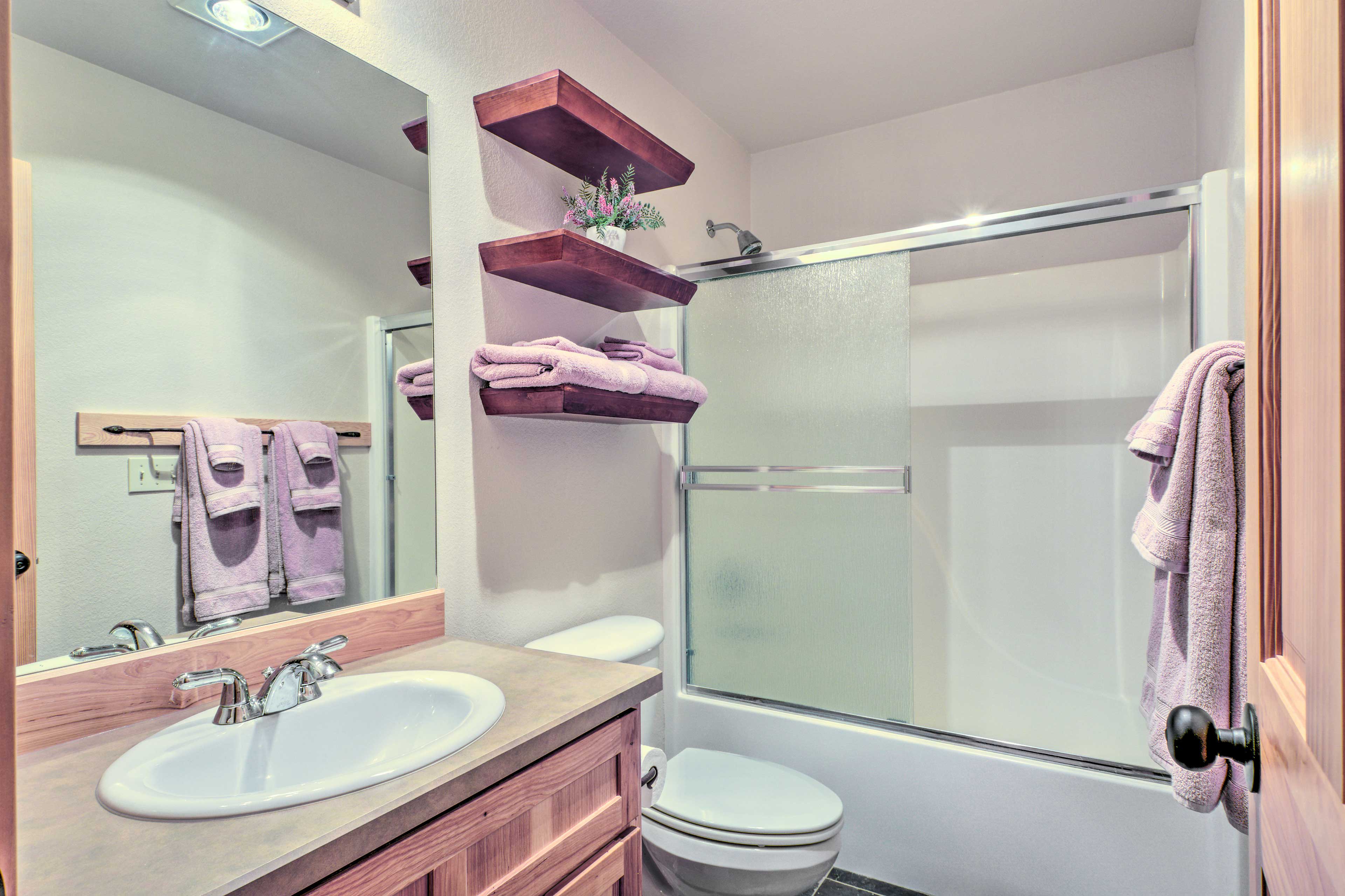 Full Bathroom | Towels Provided | Complimentary Toiletries