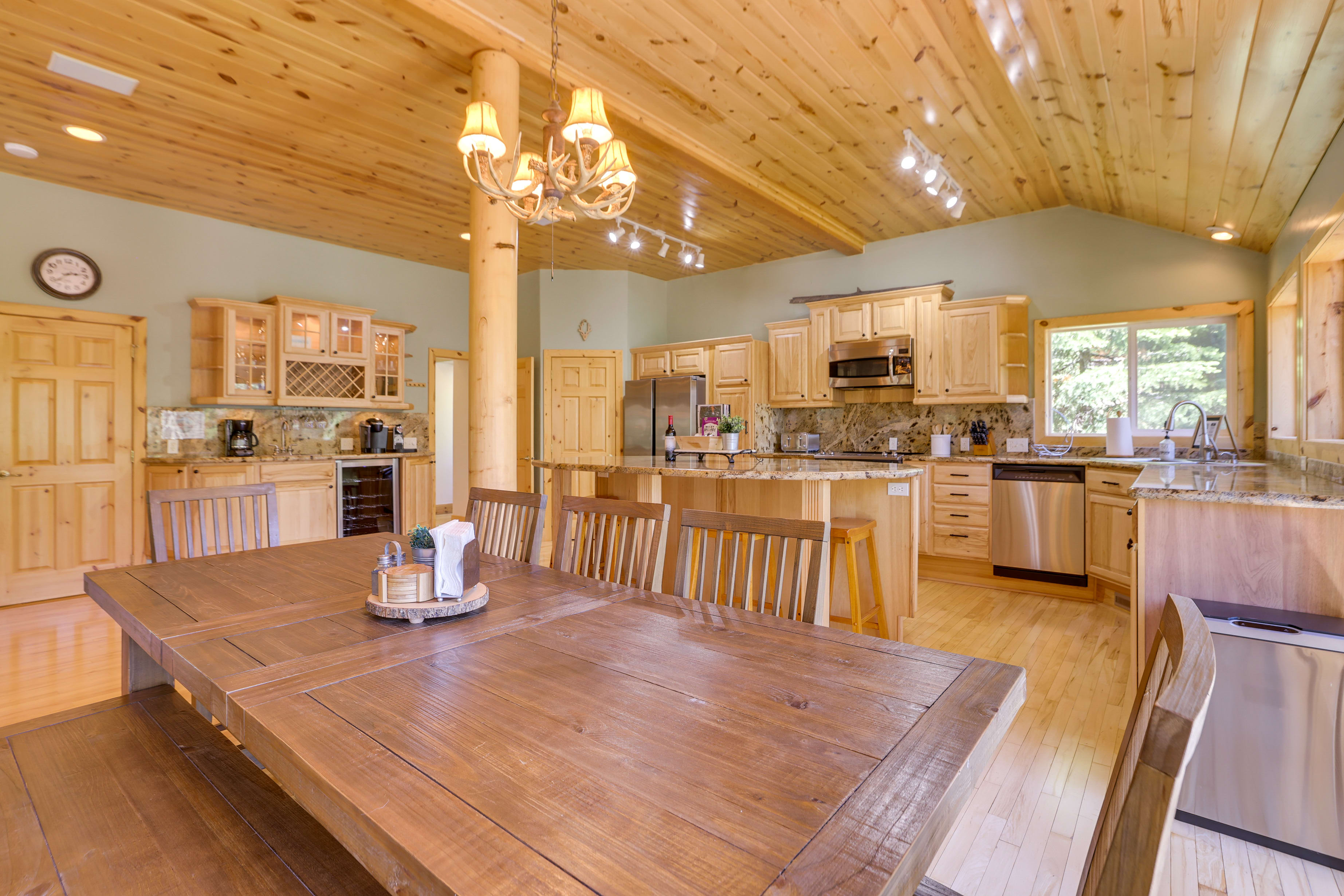 Dining Table | Dishware Provided