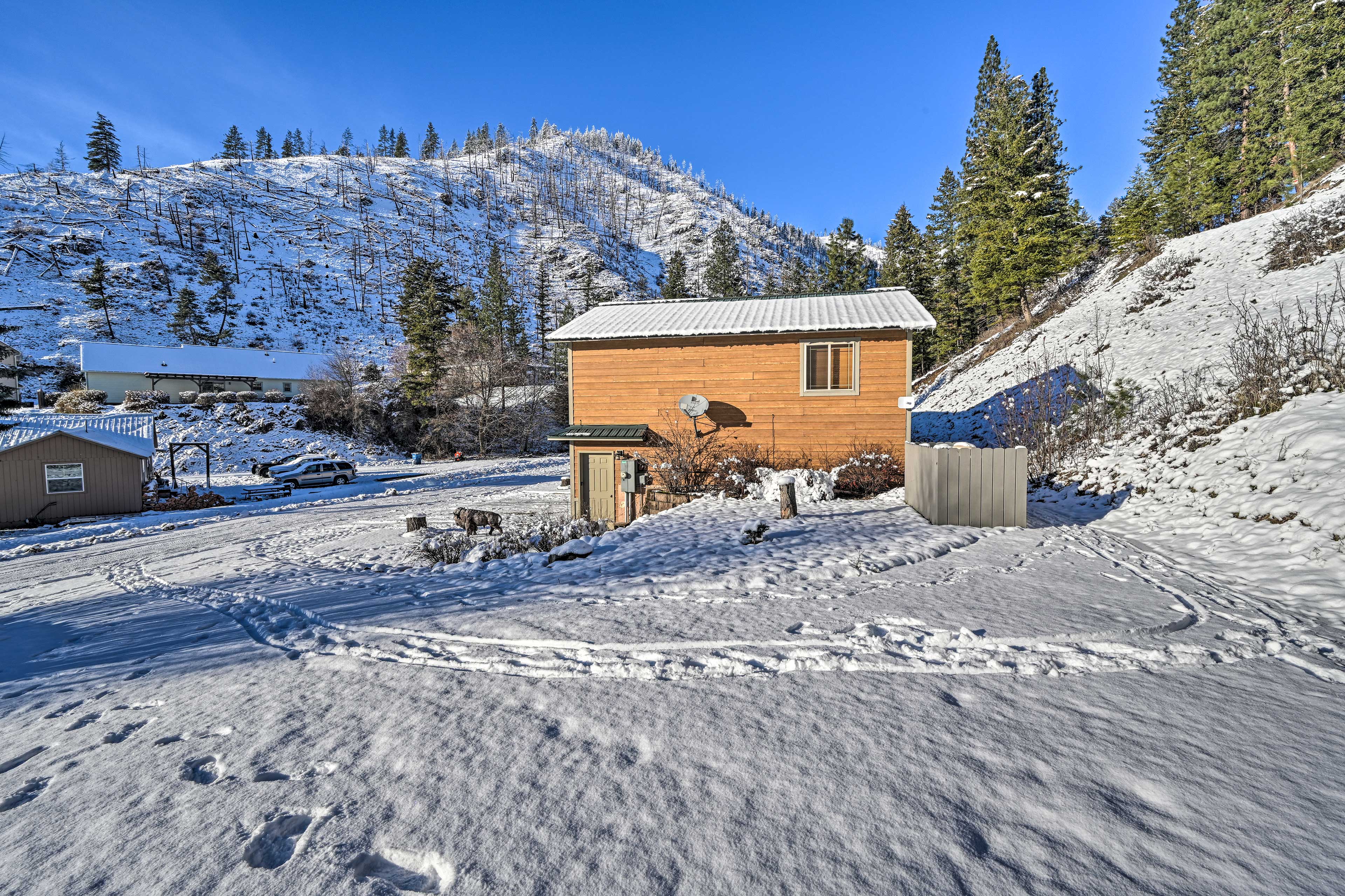 Home Exterior | Side Yard Area