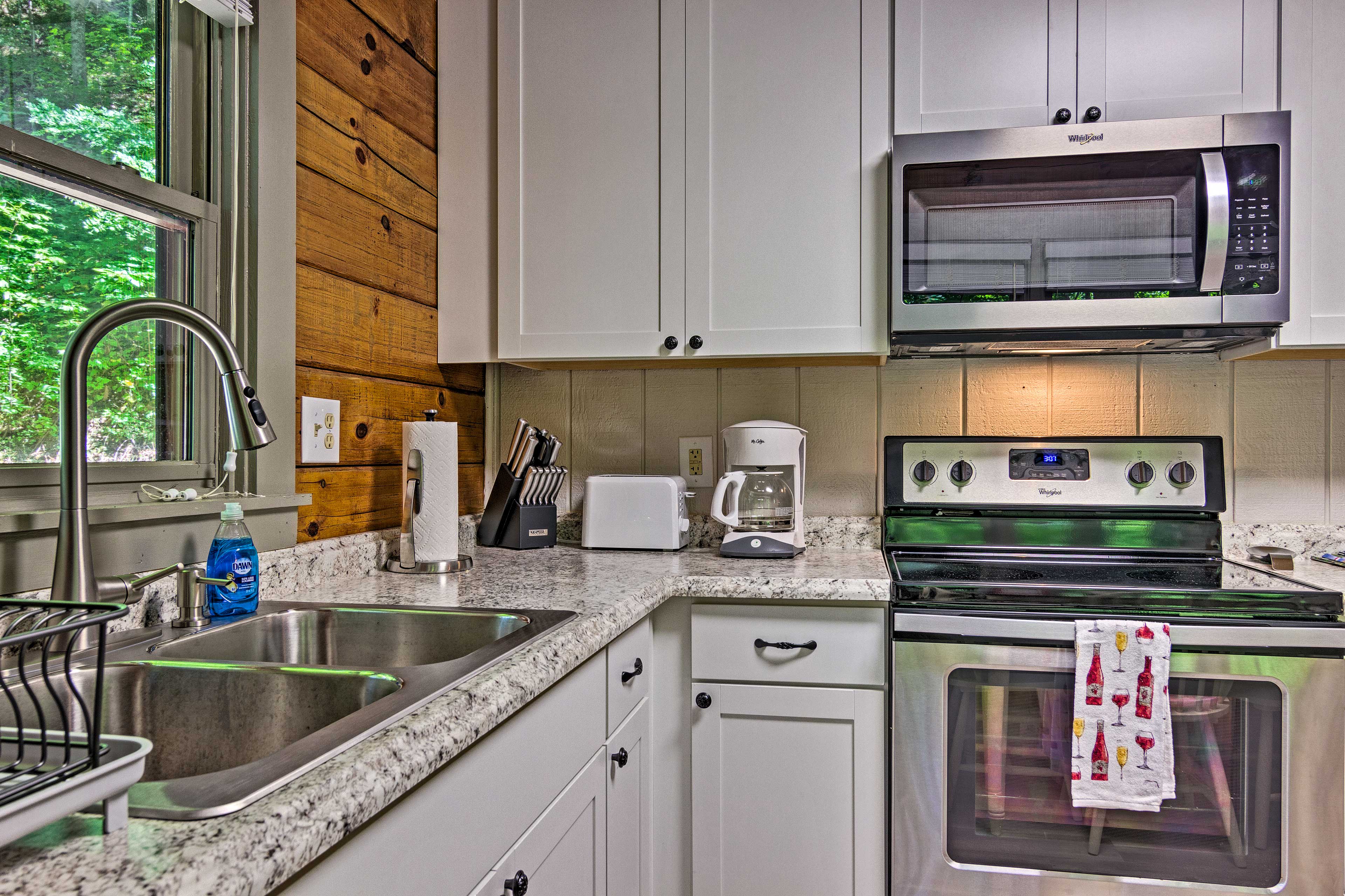 Kitchen | Well-Equipped w/ Cooking Basics