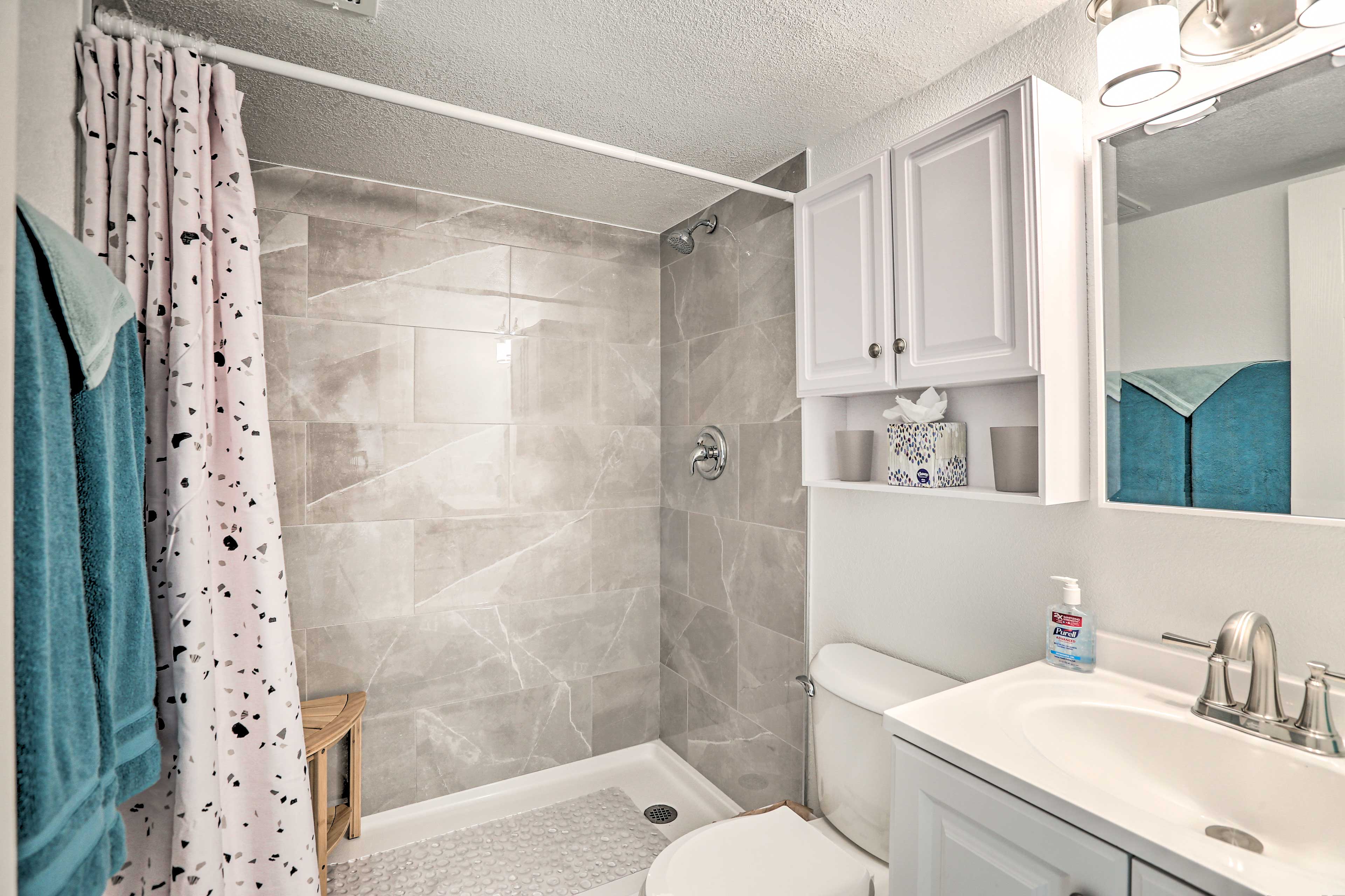 Full Bathroom | Towels Provided | Complimentary Toiletries