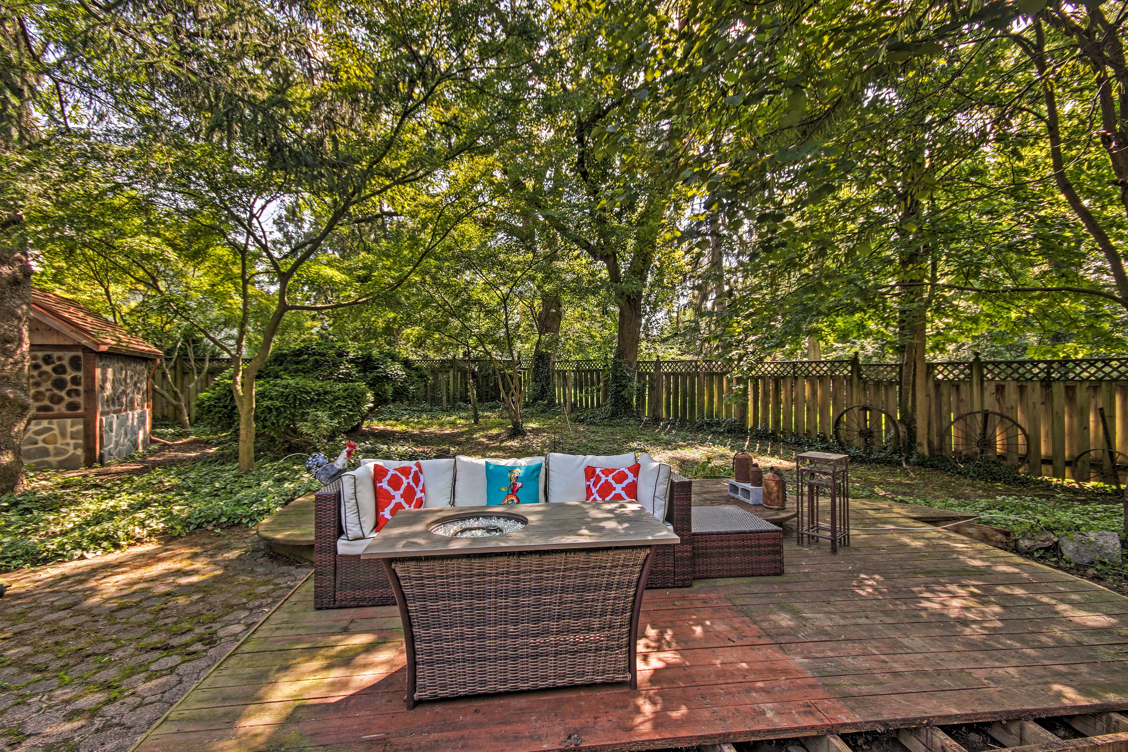 Private Yard | Outdoor Couches | Fire Pit