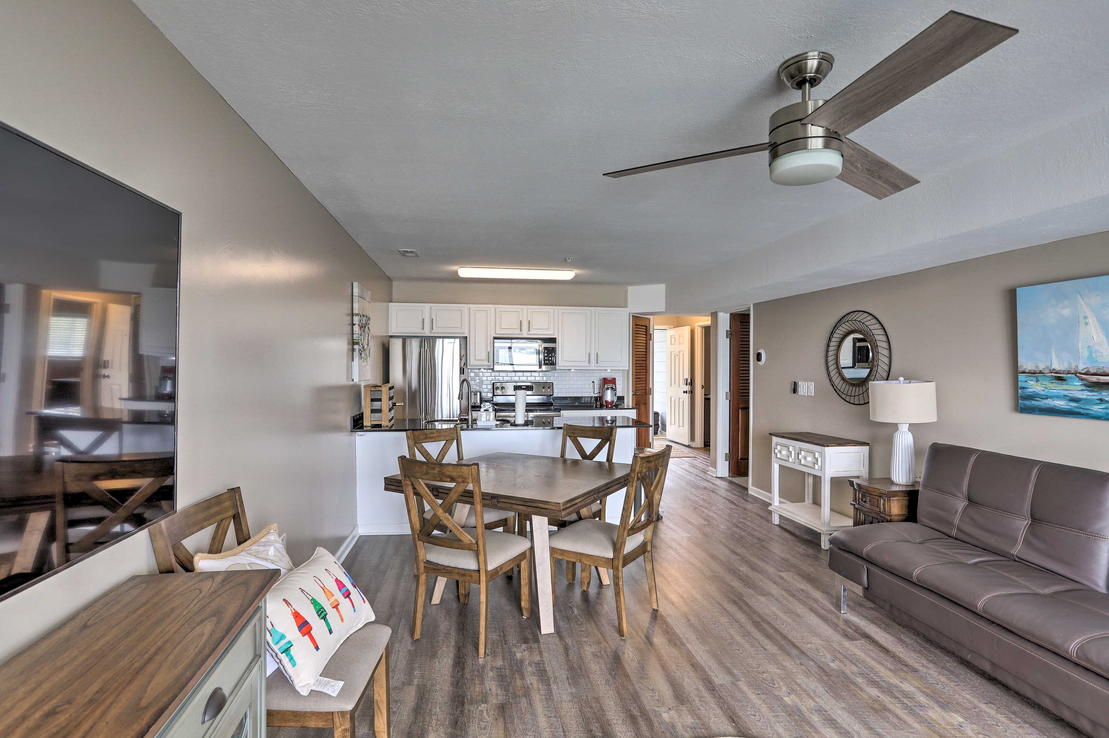 Living Room/Dining Area