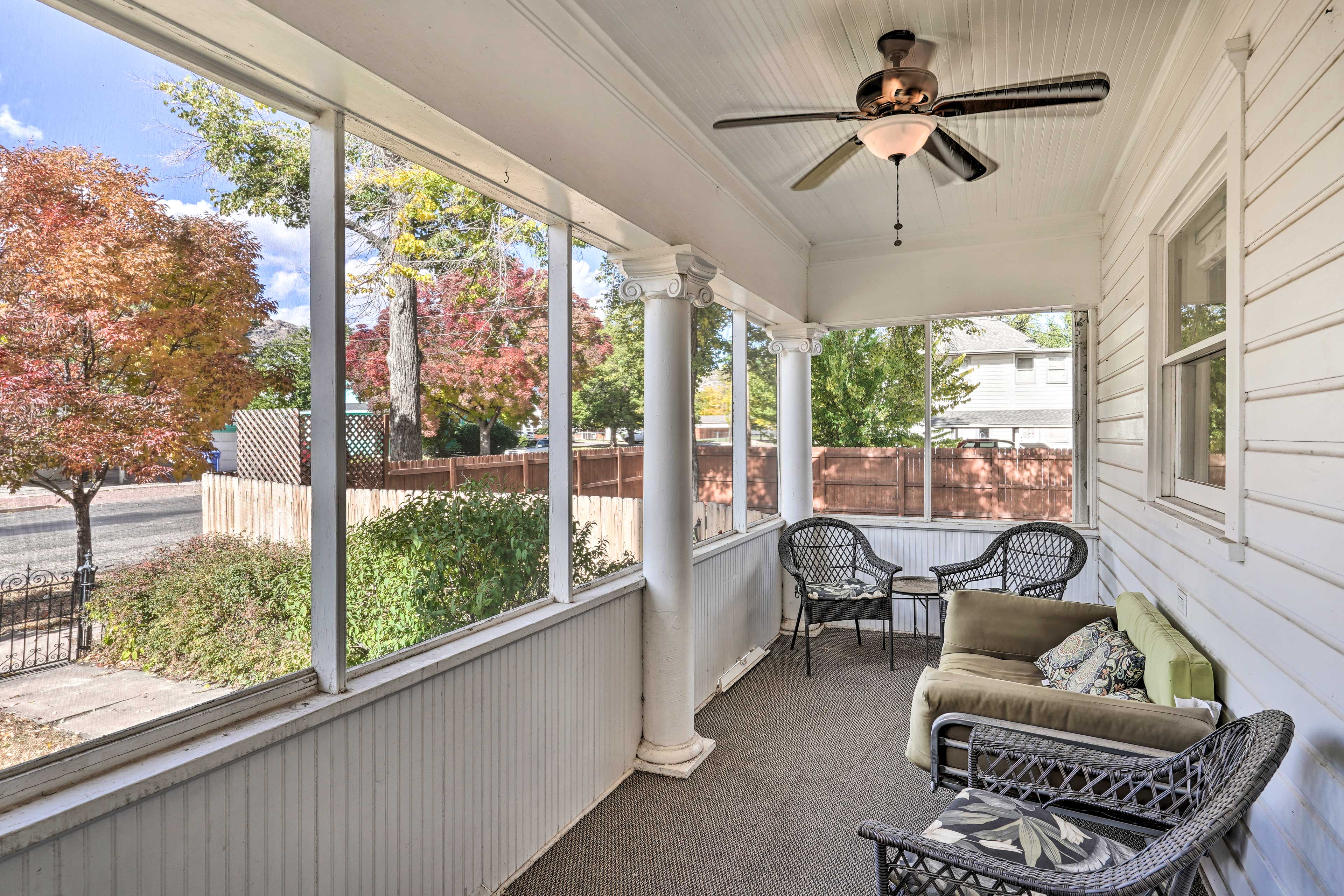 Private Covered Porch | Outdoor Seating