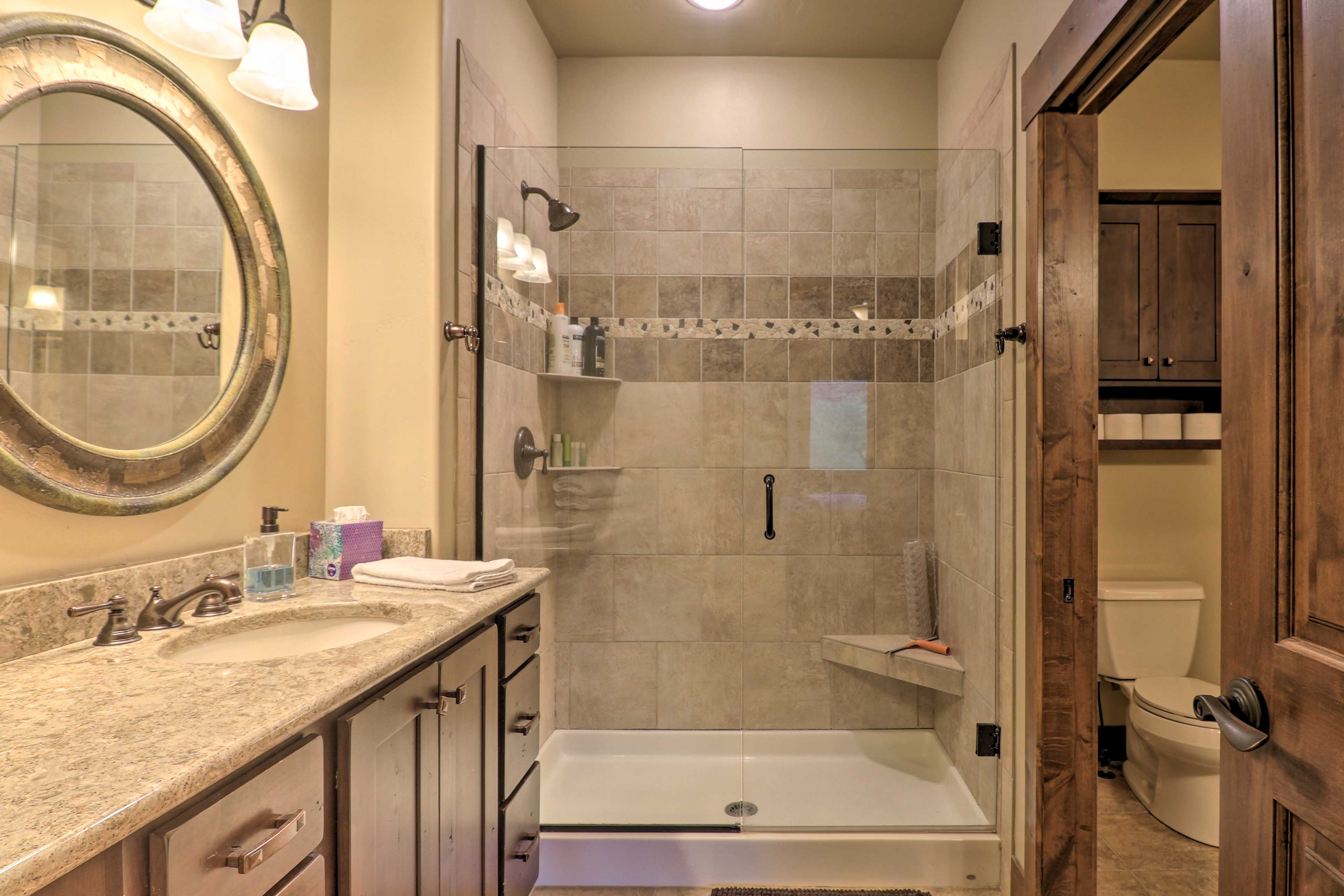 Full Bathroom | Towels Provided | Complimentary Toiletries