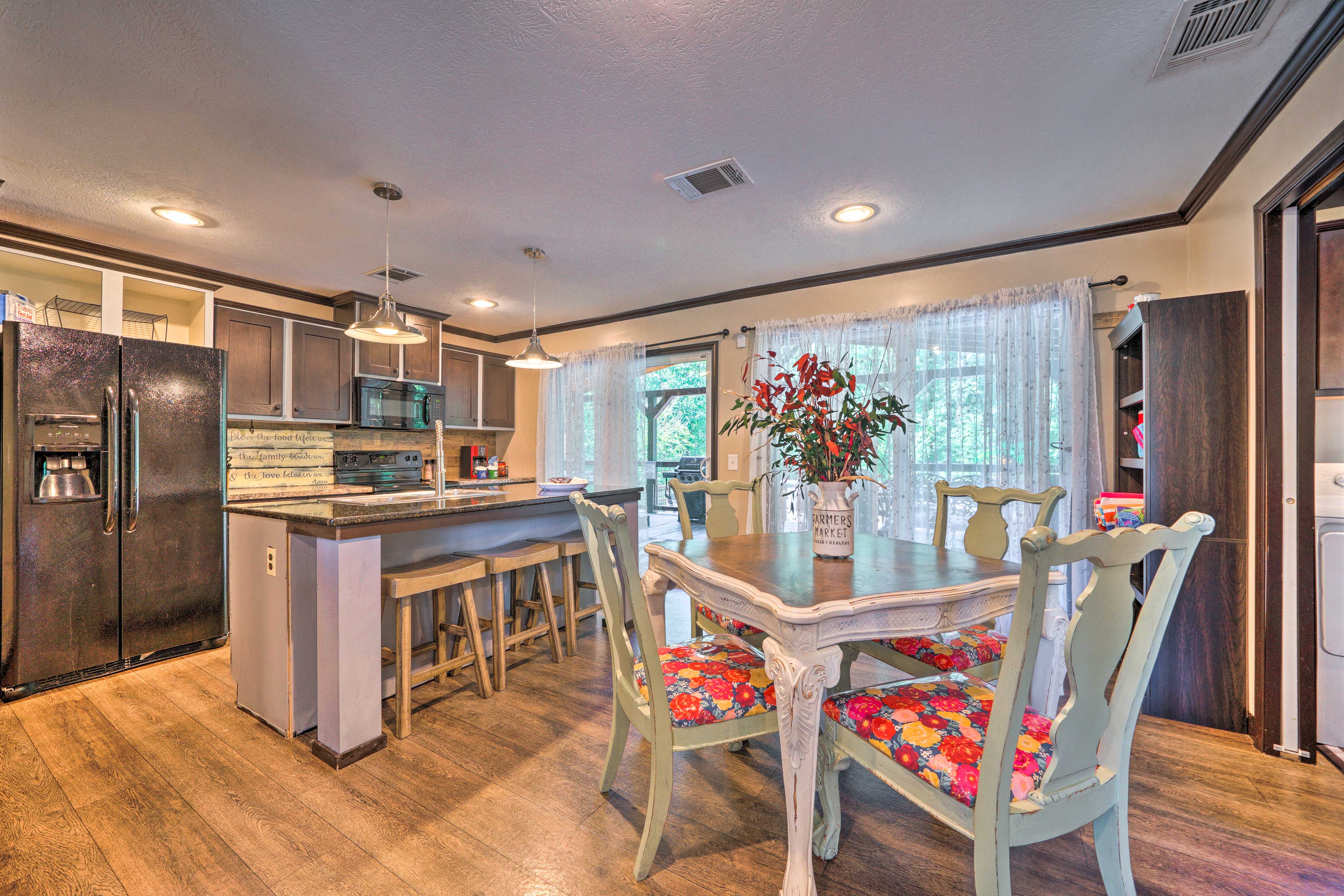 Dining Area | Dishware & Flatware Provided