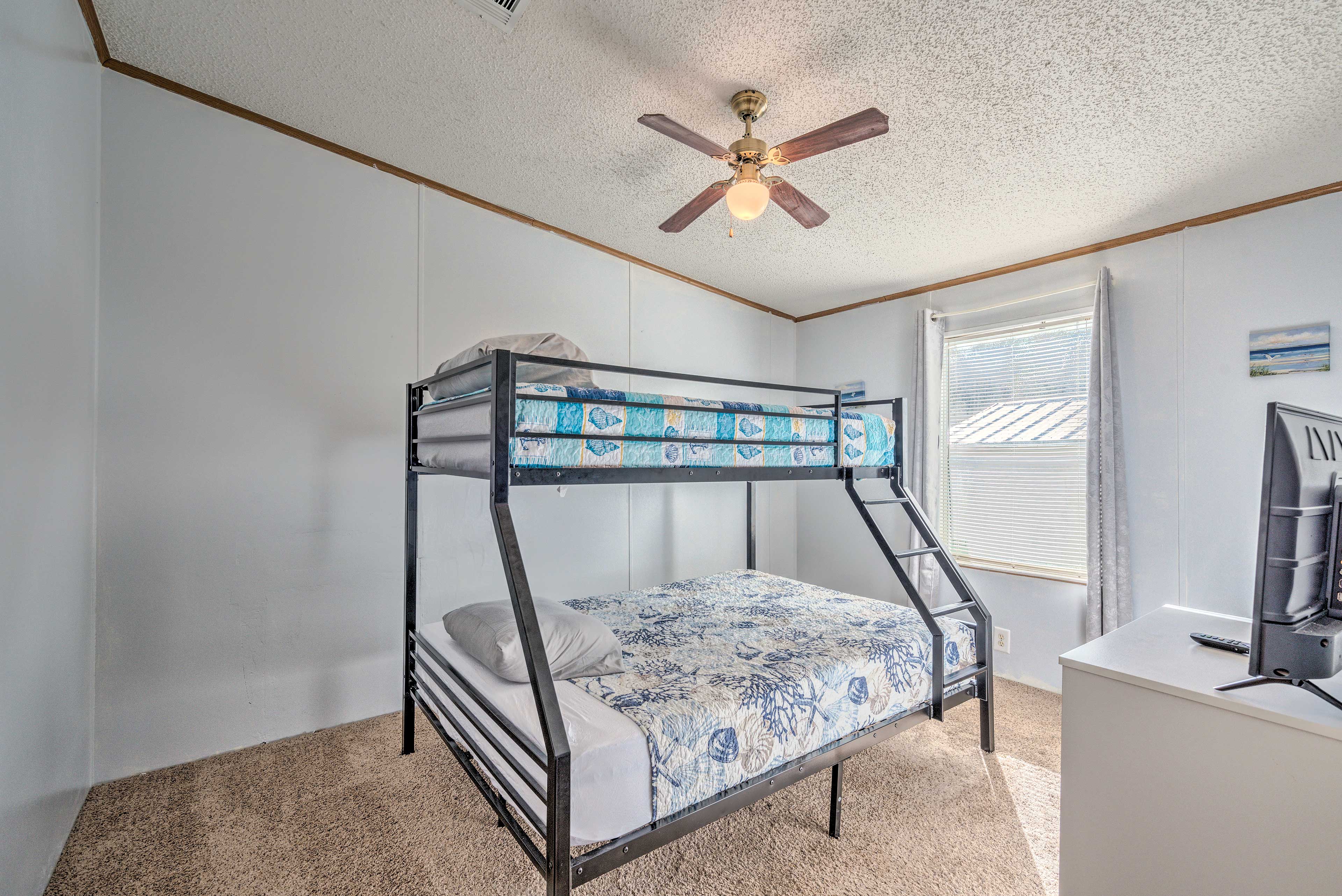 Bedroom 2 | Twin/Full Bunk Bed