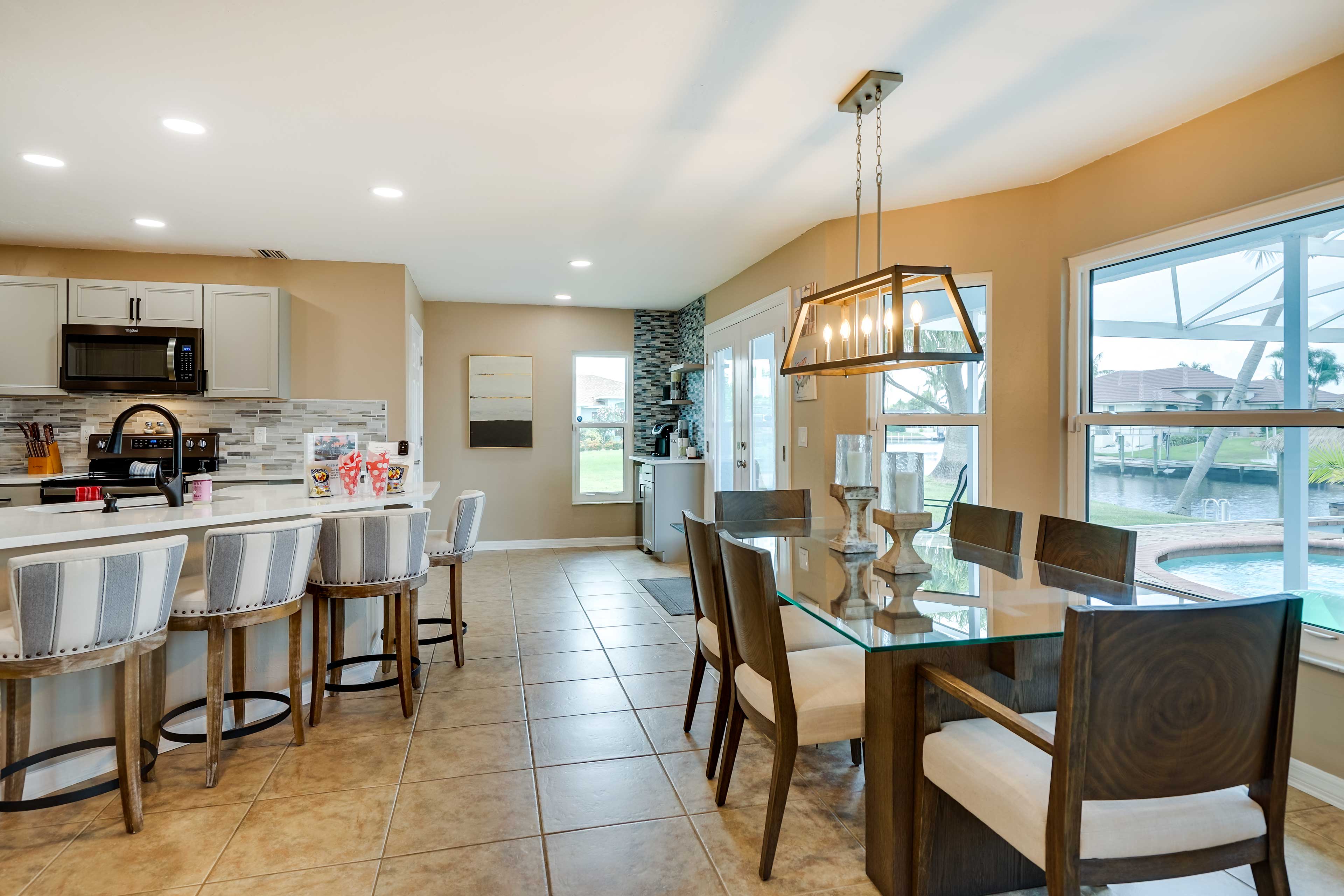 Dining Area | Dishes & Flatware Provided